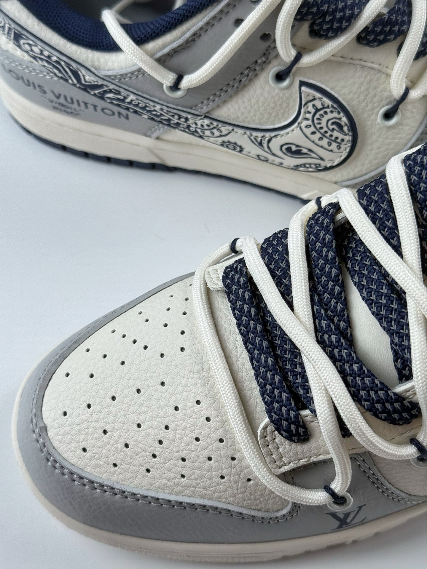 Nike SB Dunk Low x Louis Vuitton 白灰蓝绑带满天星 DM6868-074