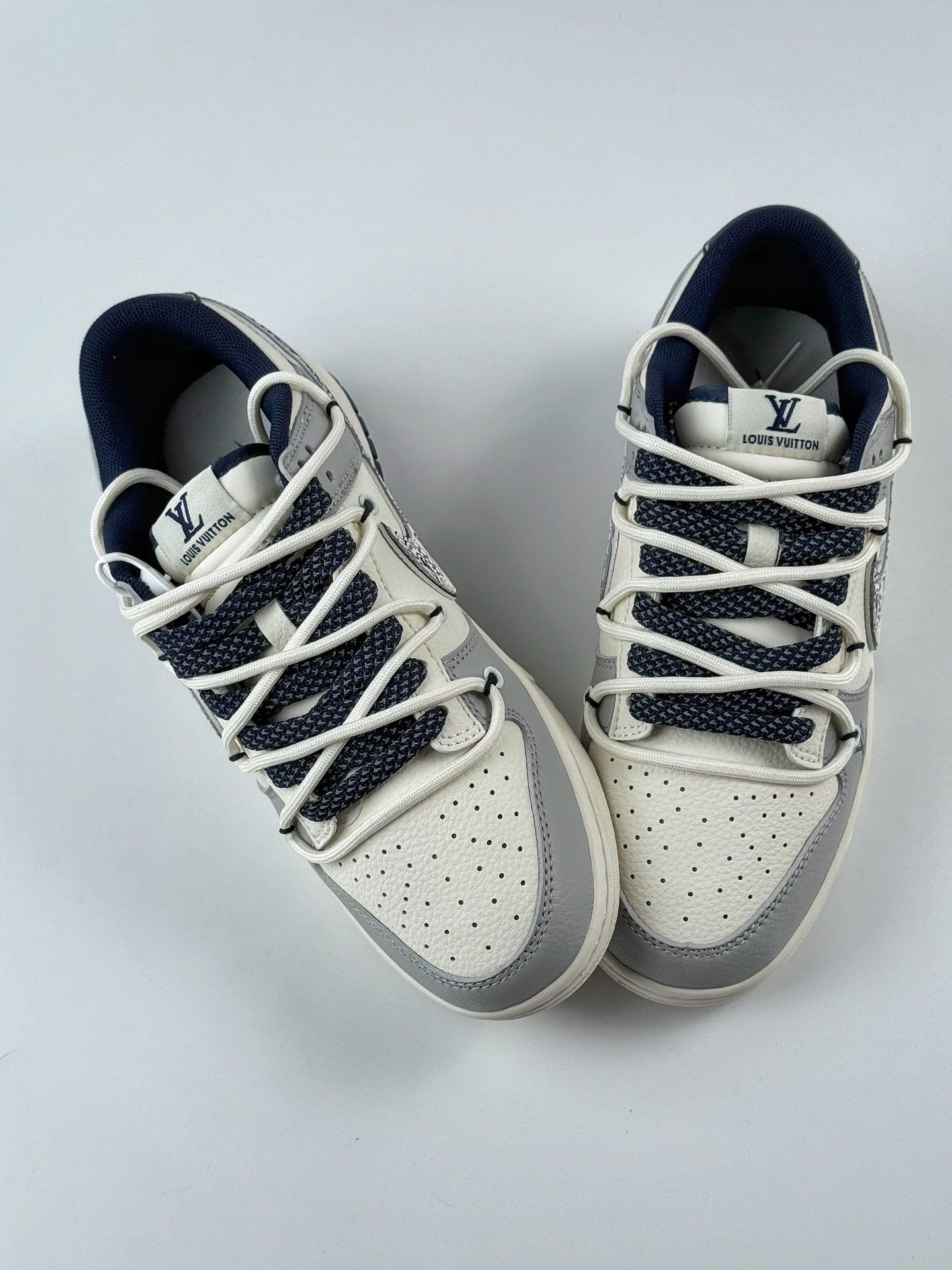 Nike SB Dunk Low x Louis Vuitton 白灰蓝绑带满天星 DM6868-074