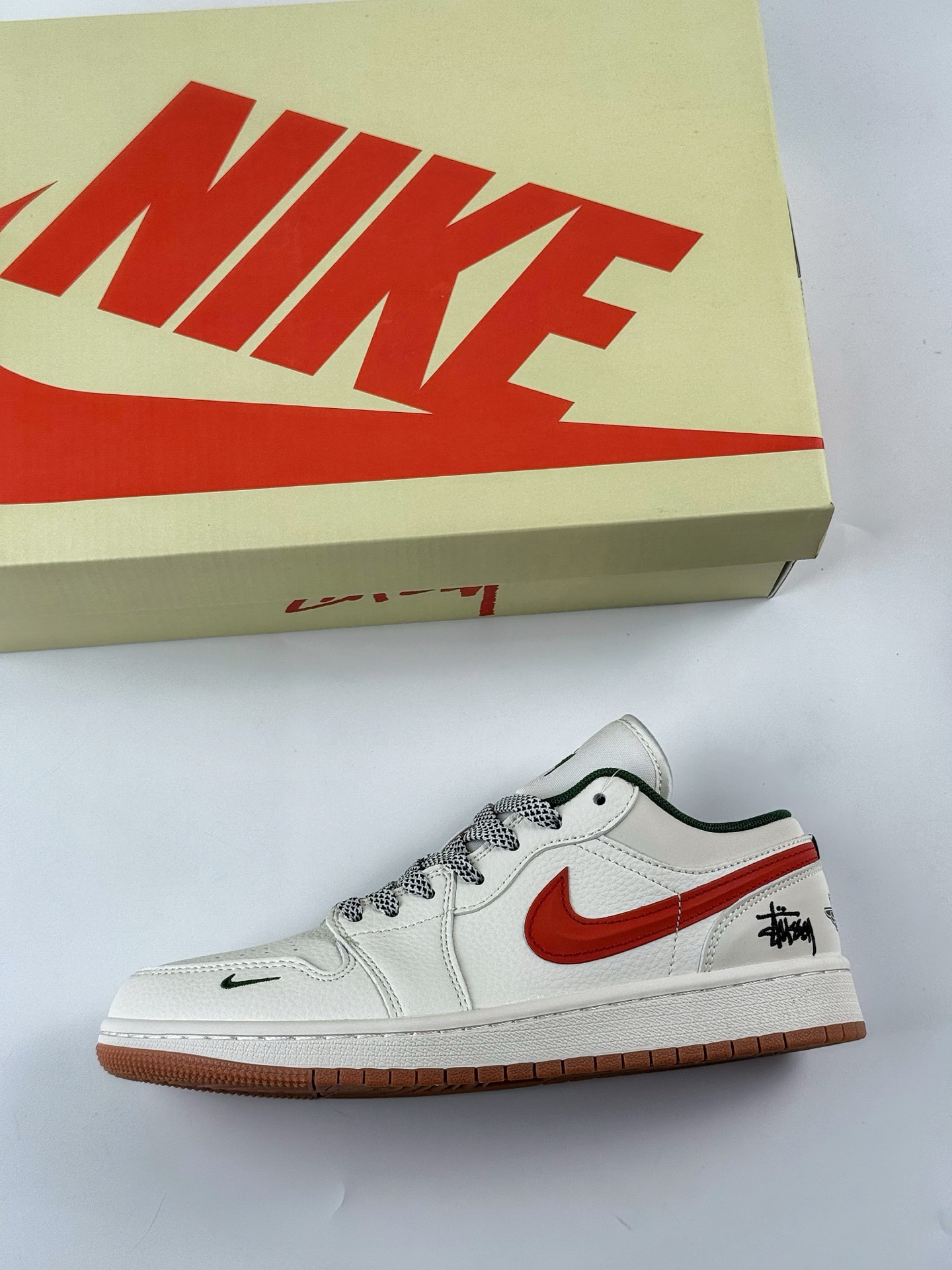 Air Jordan 1 Retro Low x Stussy 白红小钩满天星 XS6086-560