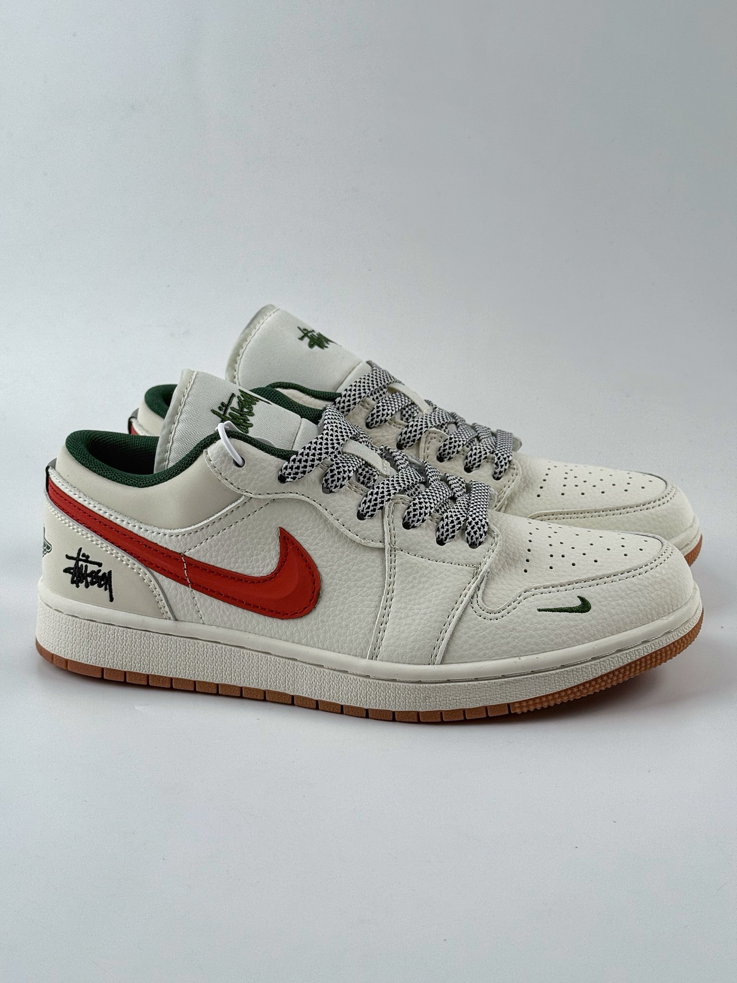 Air Jordan 1 Retro Low x Stussy 白红小钩满天星 XS6086-560