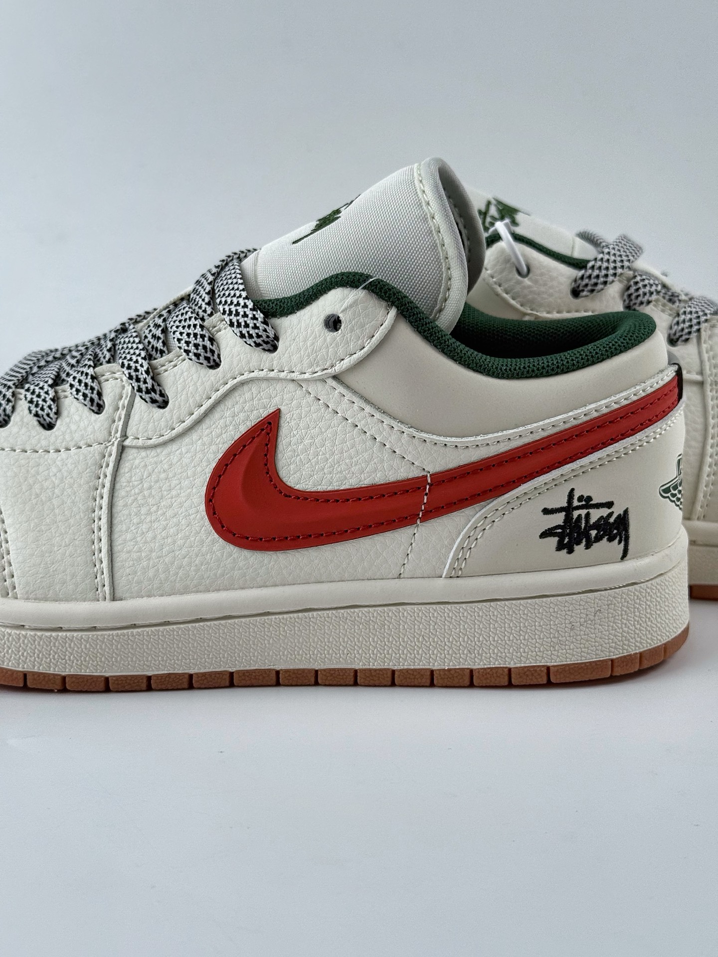 Air Jordan 1 Retro Low x Stussy 白红小钩满天星 XS6086-560