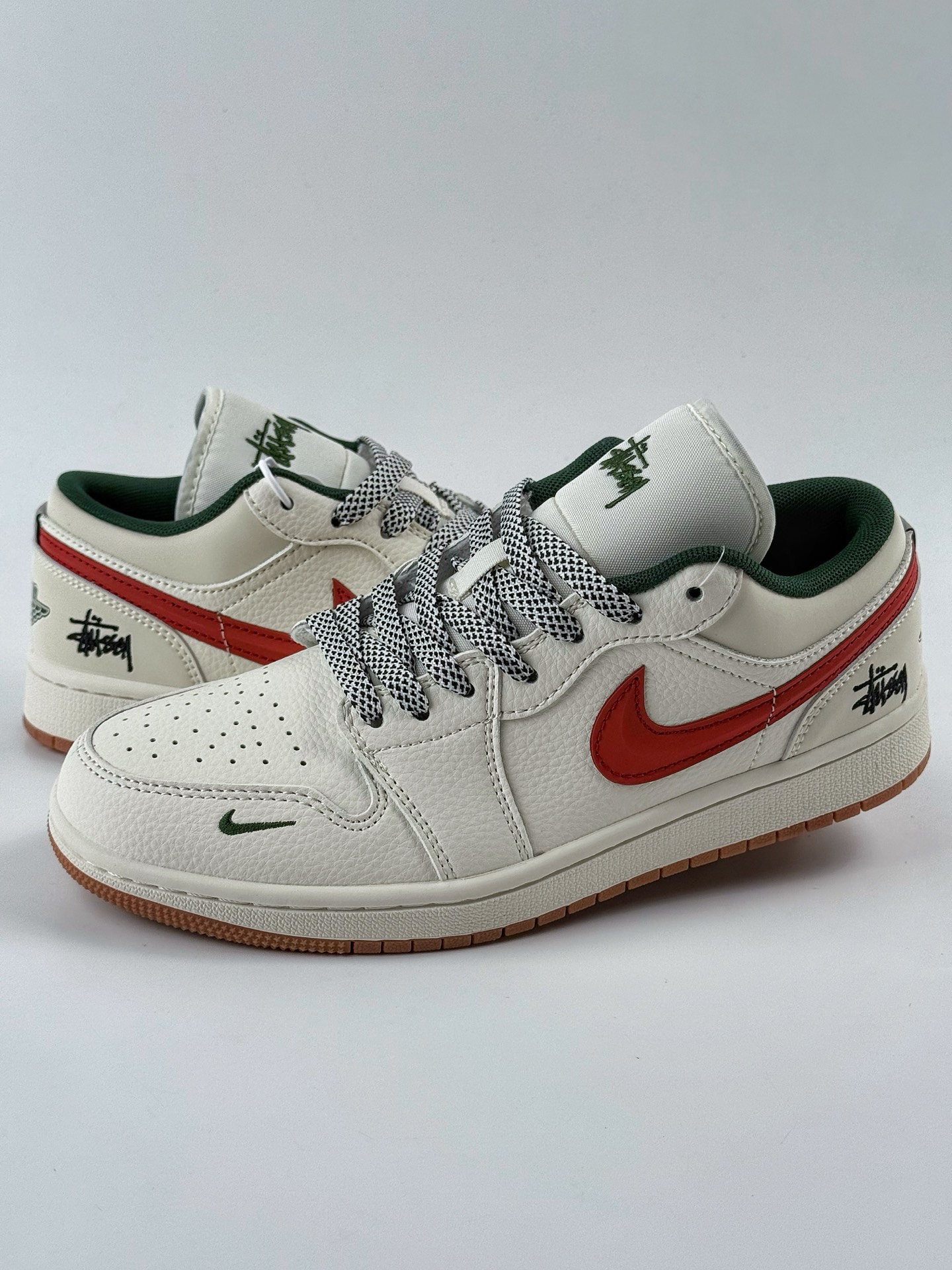 Air Jordan 1 Retro Low x Stussy 白红小钩满天星 XS6086-560