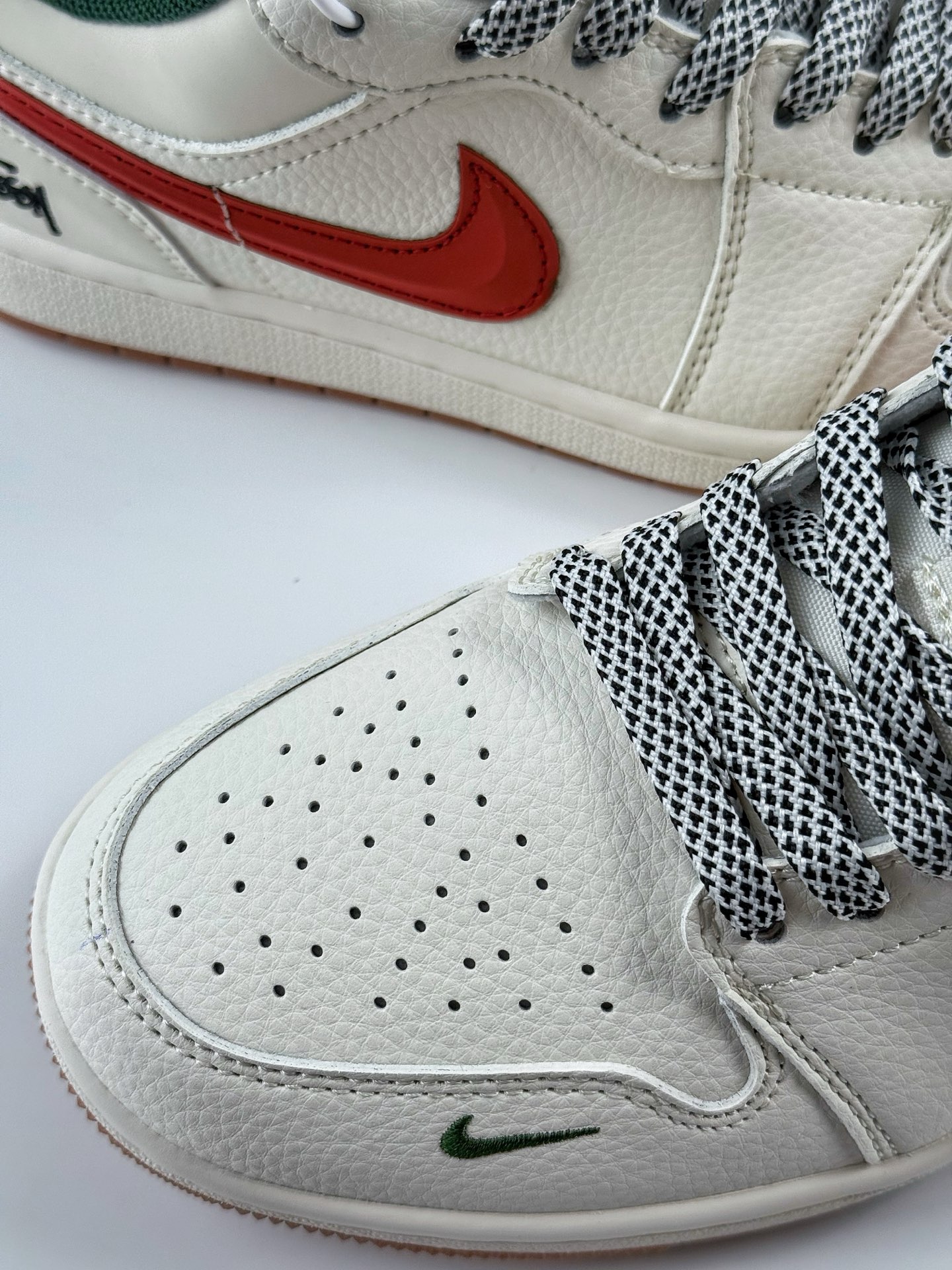 Air Jordan 1 Retro Low x Stussy 白红小钩满天星 XS6086-560