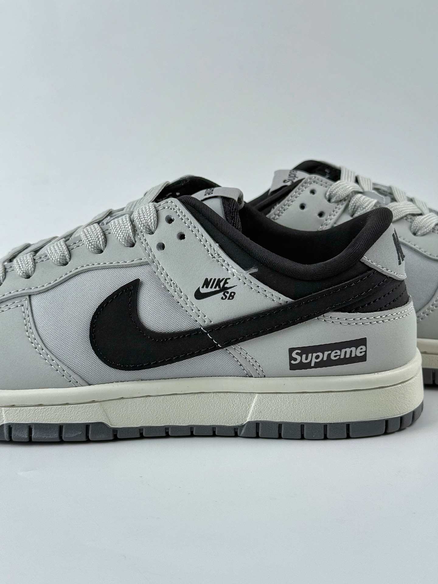 Nike SB Dunk Low x Supreme 灰黑小钩 XY2026-151