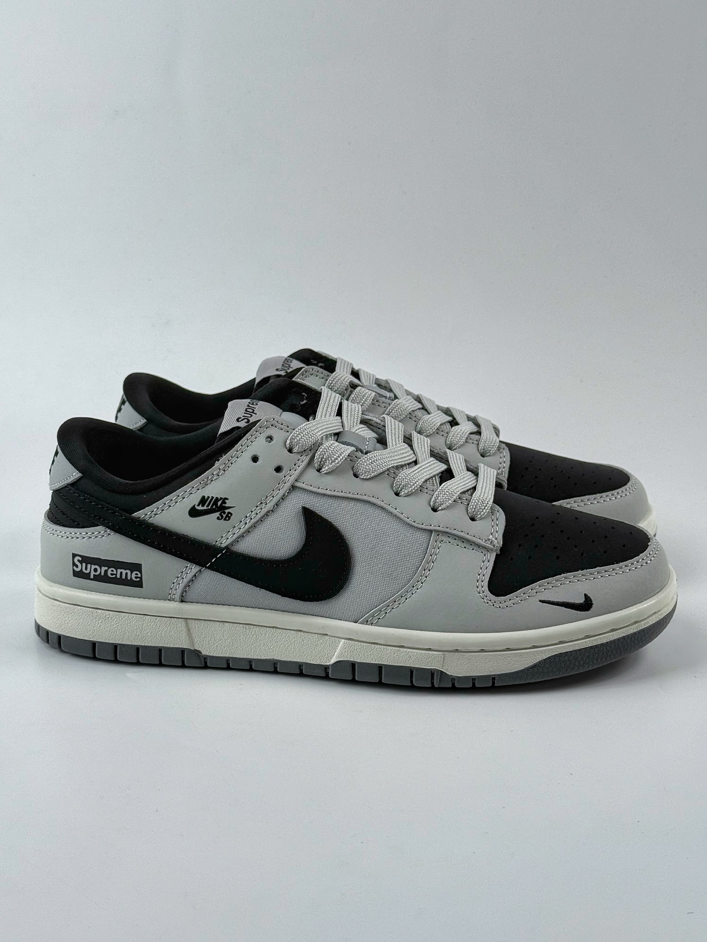 Nike SB Dunk Low x Supreme 灰黑小钩 XY2026-151