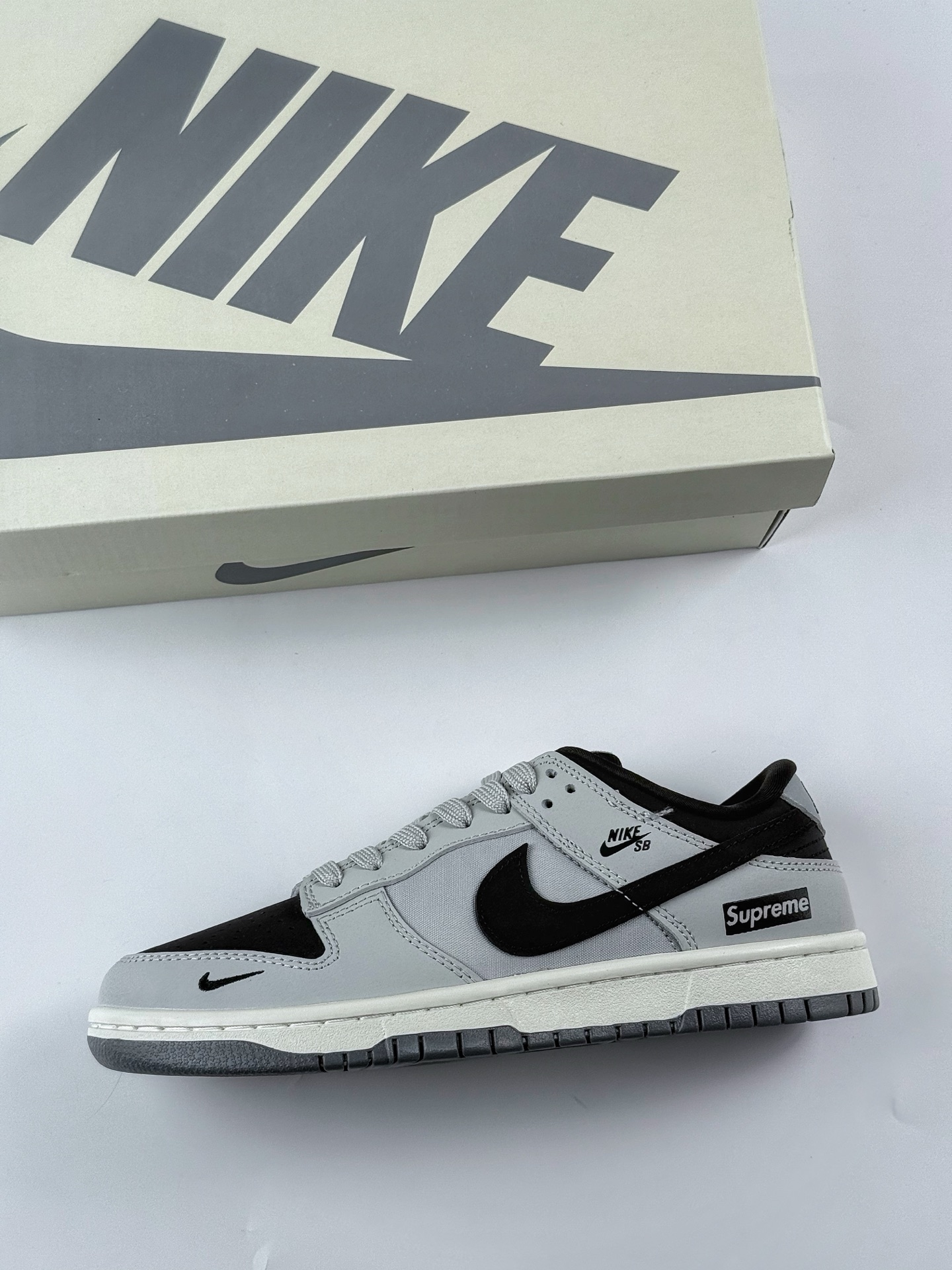 Nike SB Dunk Low x Supreme 灰黑小钩 XY2026-151