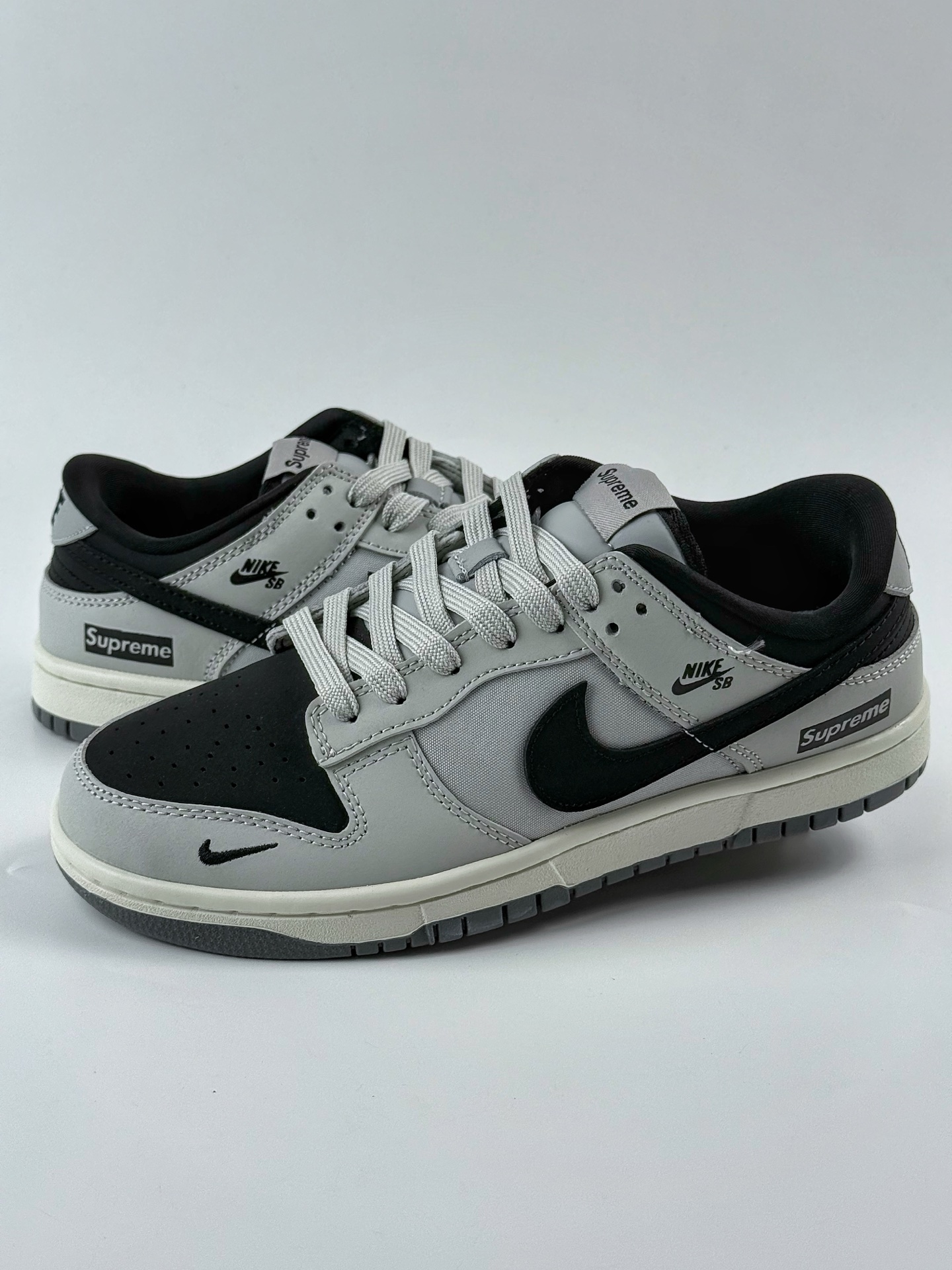 Nike SB Dunk Low x Supreme 灰黑小钩 XY2026-151