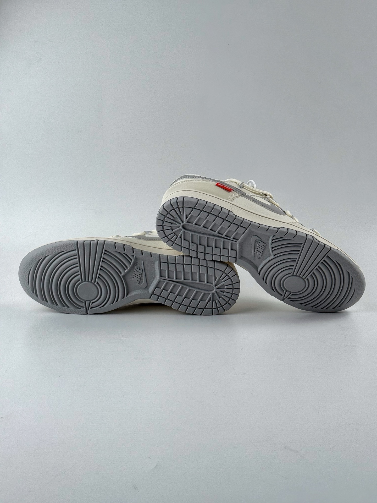 Nike SB Dunk Low x Supreme 白灰绑带满天星 DM6868-091