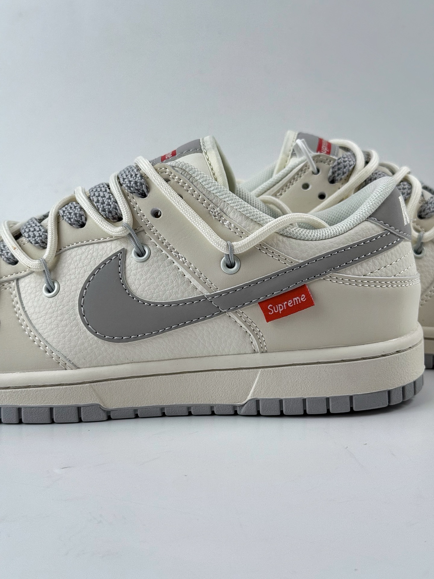 Nike SB Dunk Low x Supreme 白灰绑带满天星 DM6868-091