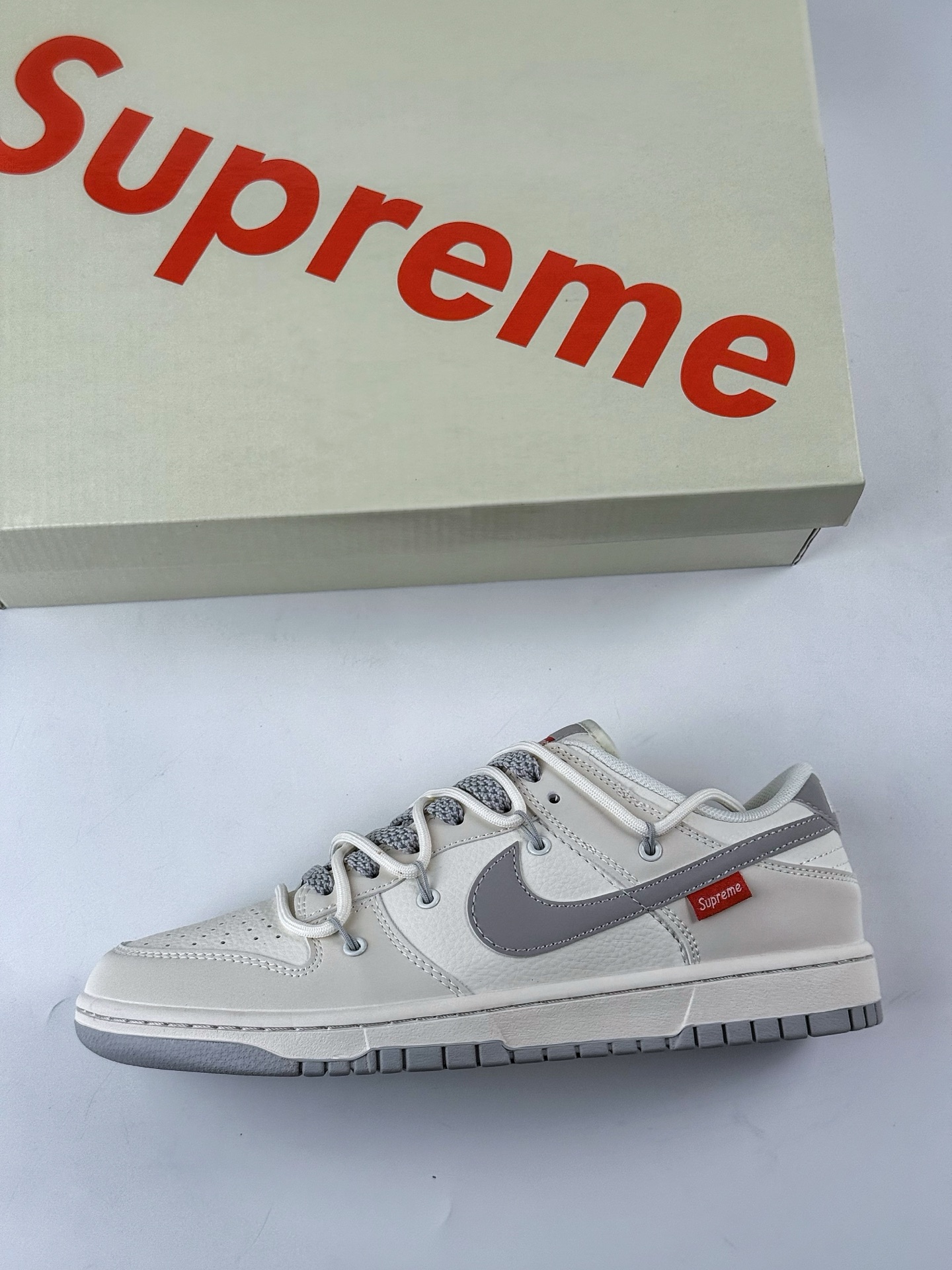 Nike SB Dunk Low x Supreme 白灰绑带满天星 DM6868-091
