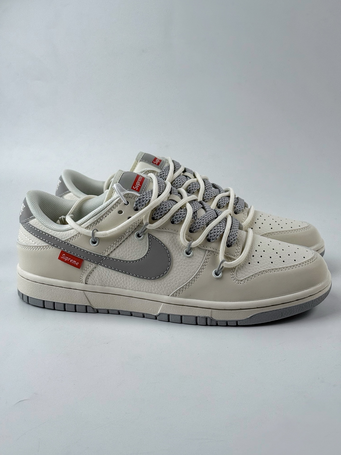 Nike SB Dunk Low x Supreme 白灰绑带满天星 DM6868-091