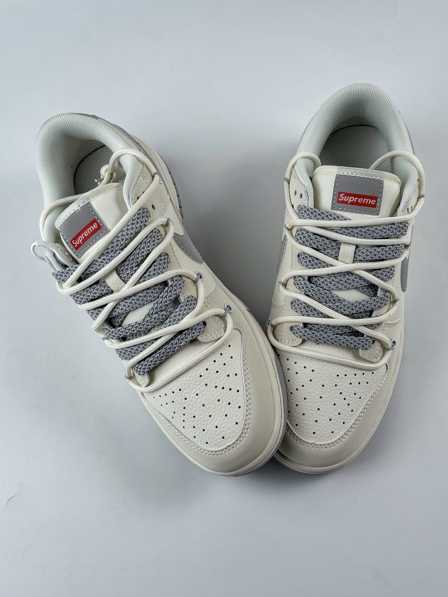 Nike SB Dunk Low x Supreme 白灰绑带满天星 DM6868-091