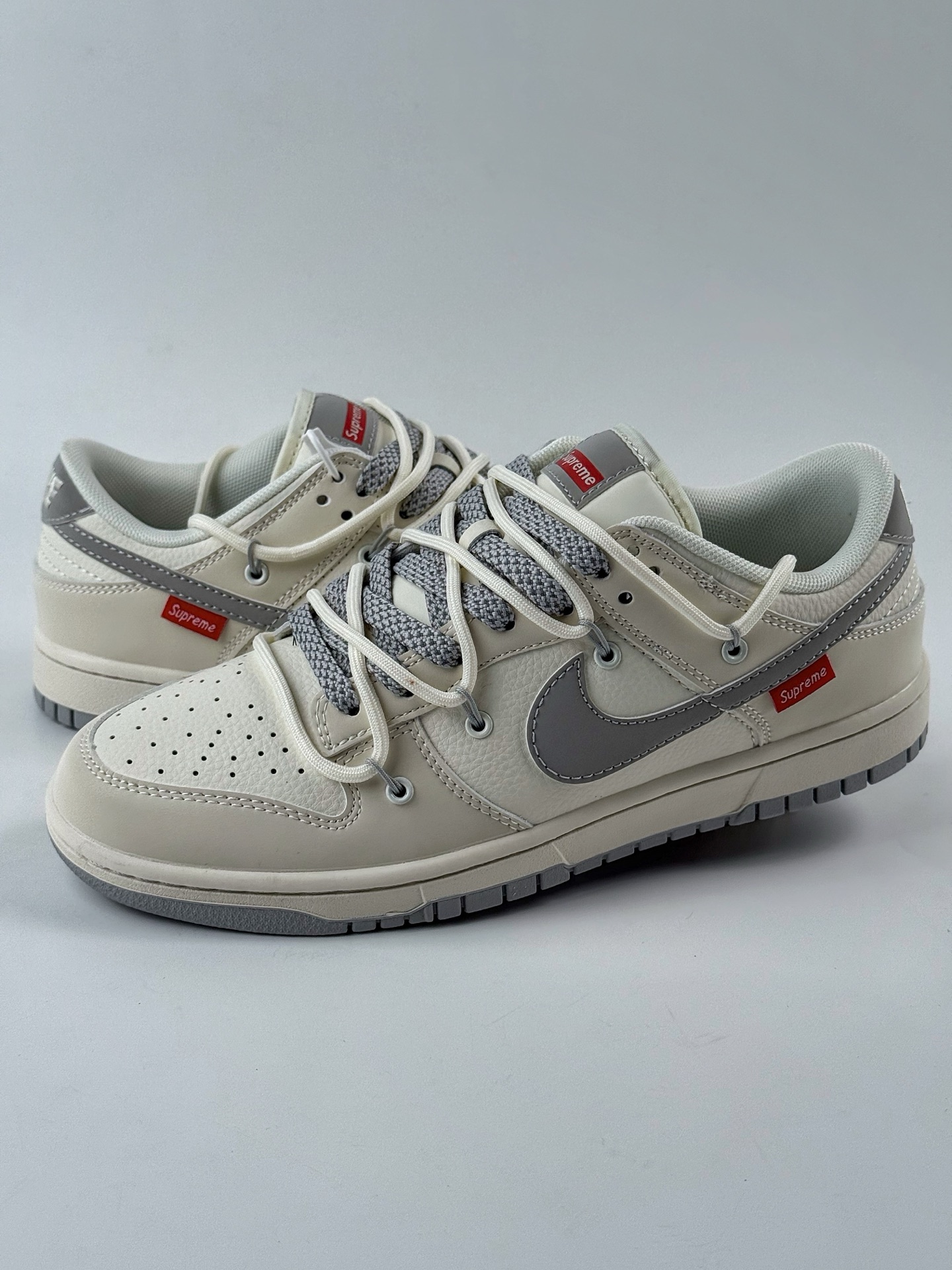 Nike SB Dunk Low x Supreme 白灰绑带满天星 DM6868-091