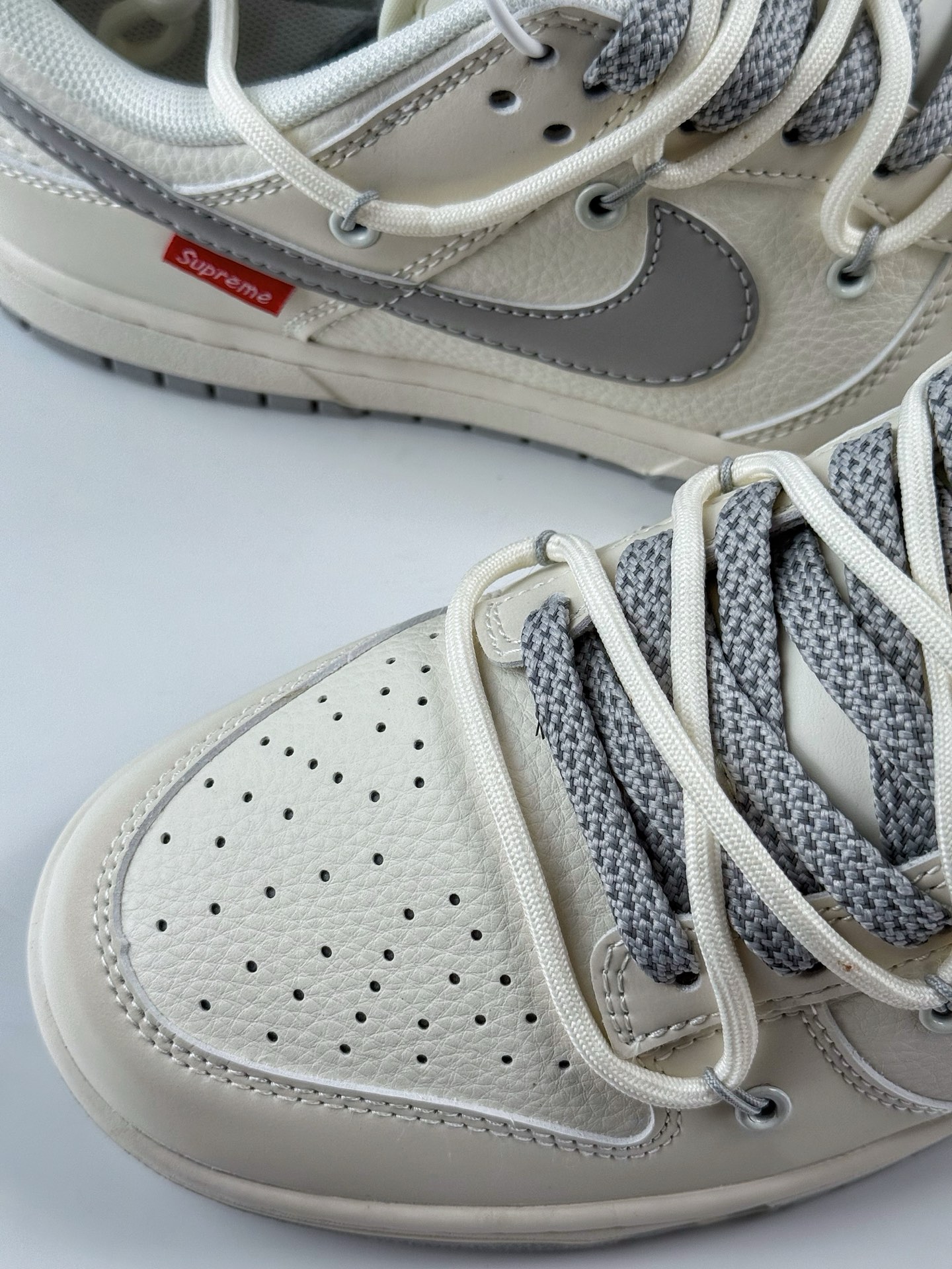 Nike SB Dunk Low x Supreme 白灰绑带满天星 DM6868-091