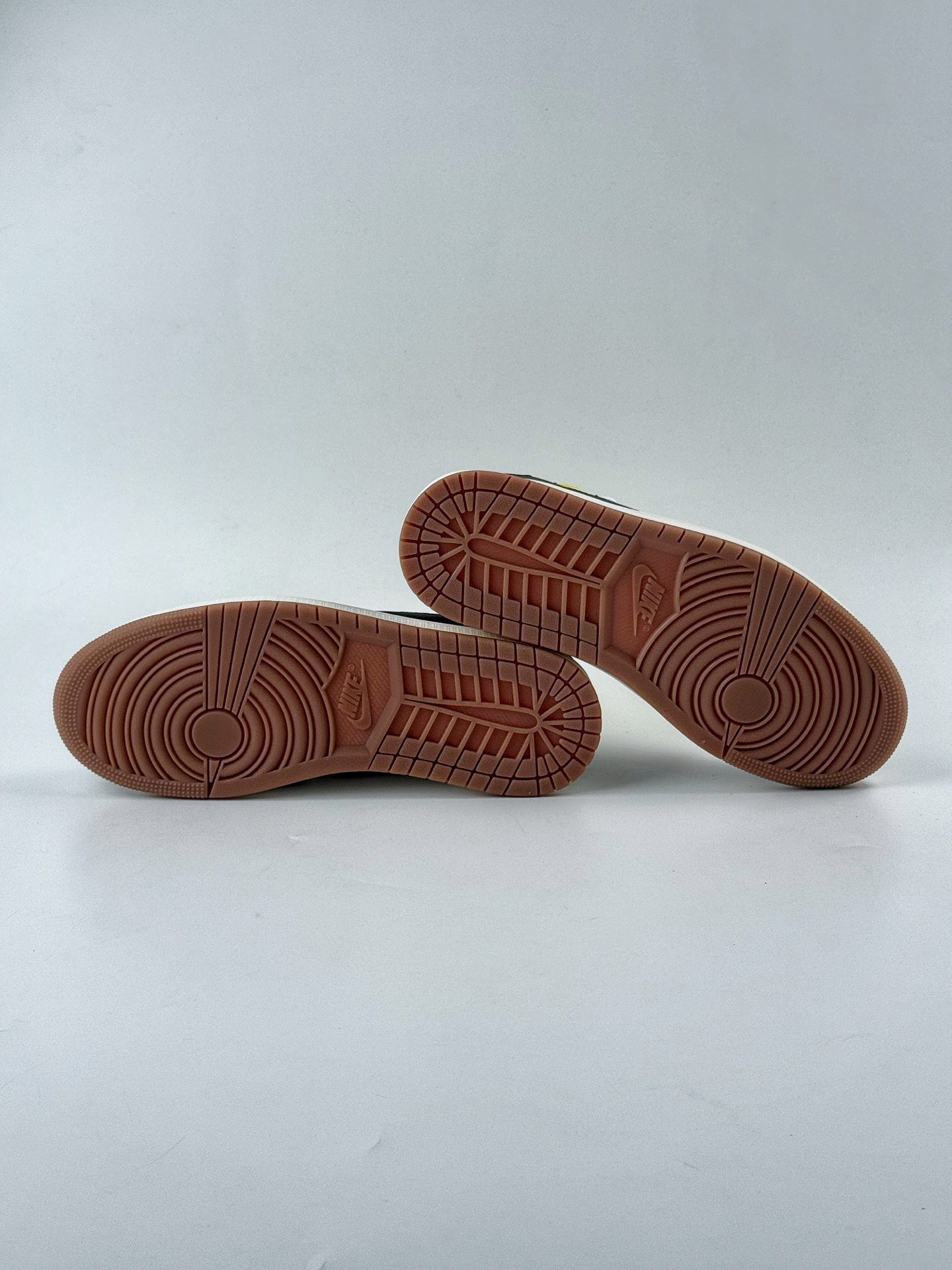 Travis Scott x Nike Air Jordan 1 Low Air Jordan 1 Low 反转黑白黄倒钩 DN6901-93