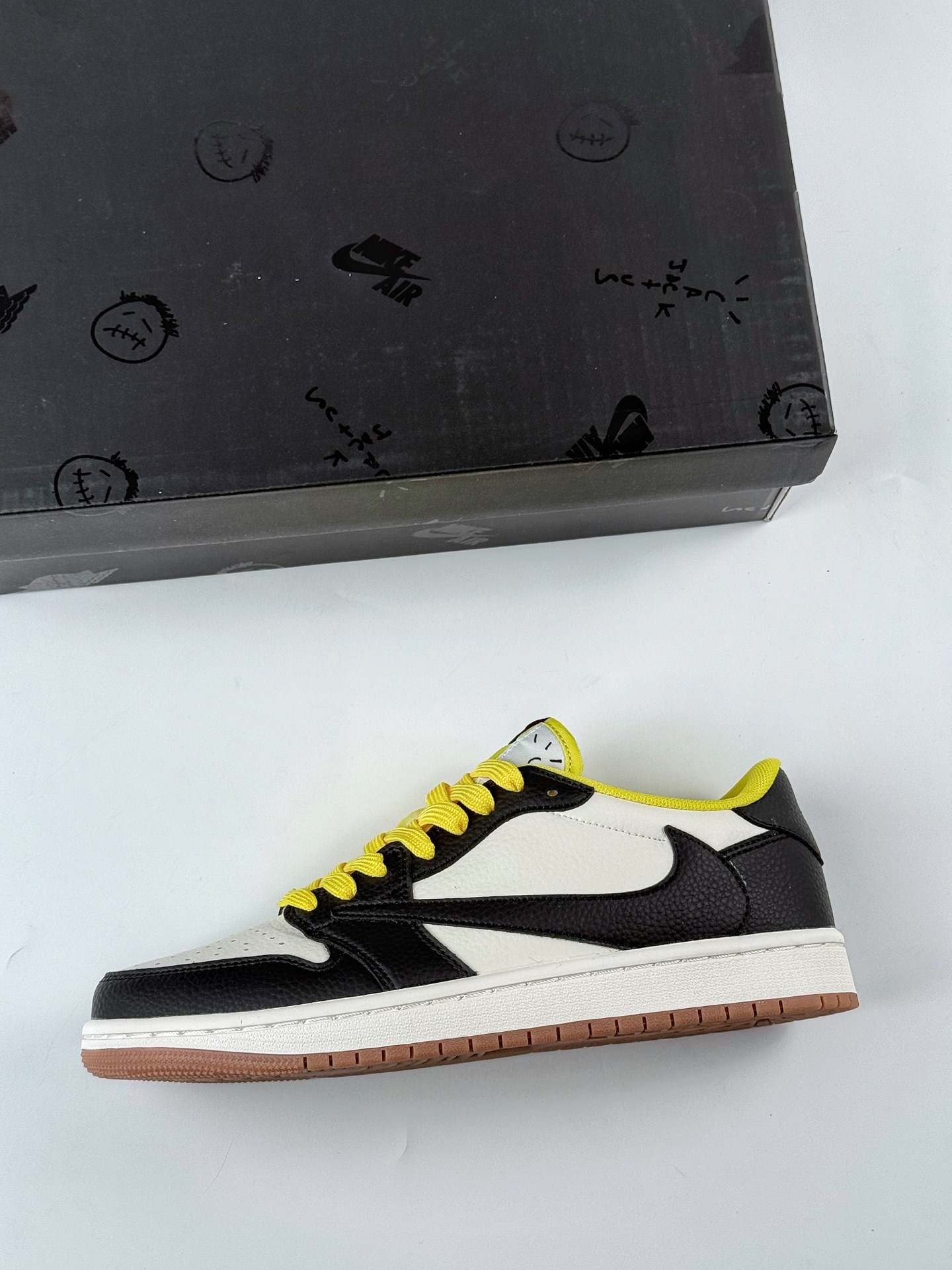 Travis Scott x Nike Air Jordan 1 Low Air Jordan 1 Low 反转黑白黄倒钩 DN6901-93
