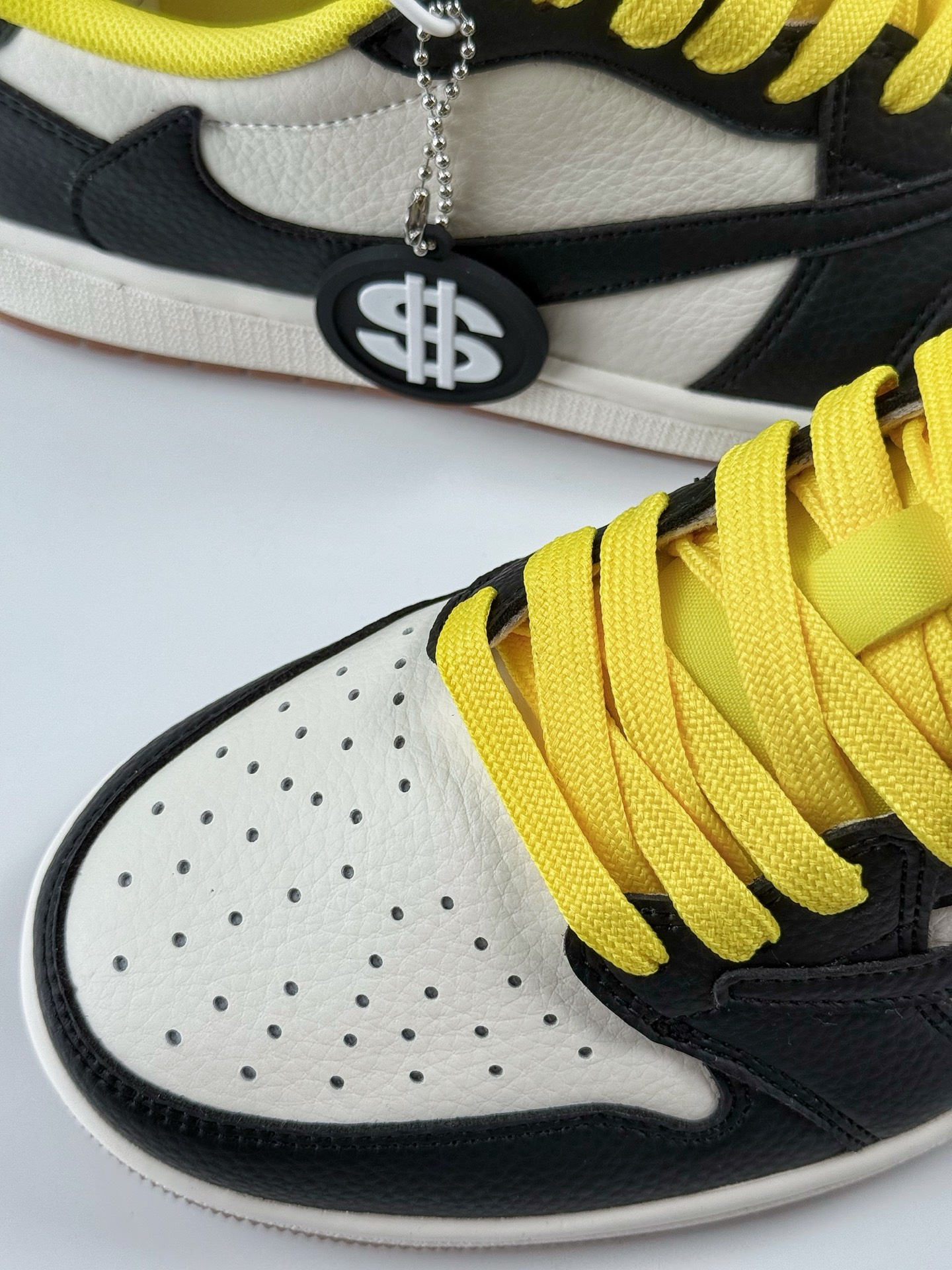 Travis Scott x Nike Air Jordan 1 Low Air Jordan 1 Low 反转黑白黄倒钩 DN6901-93