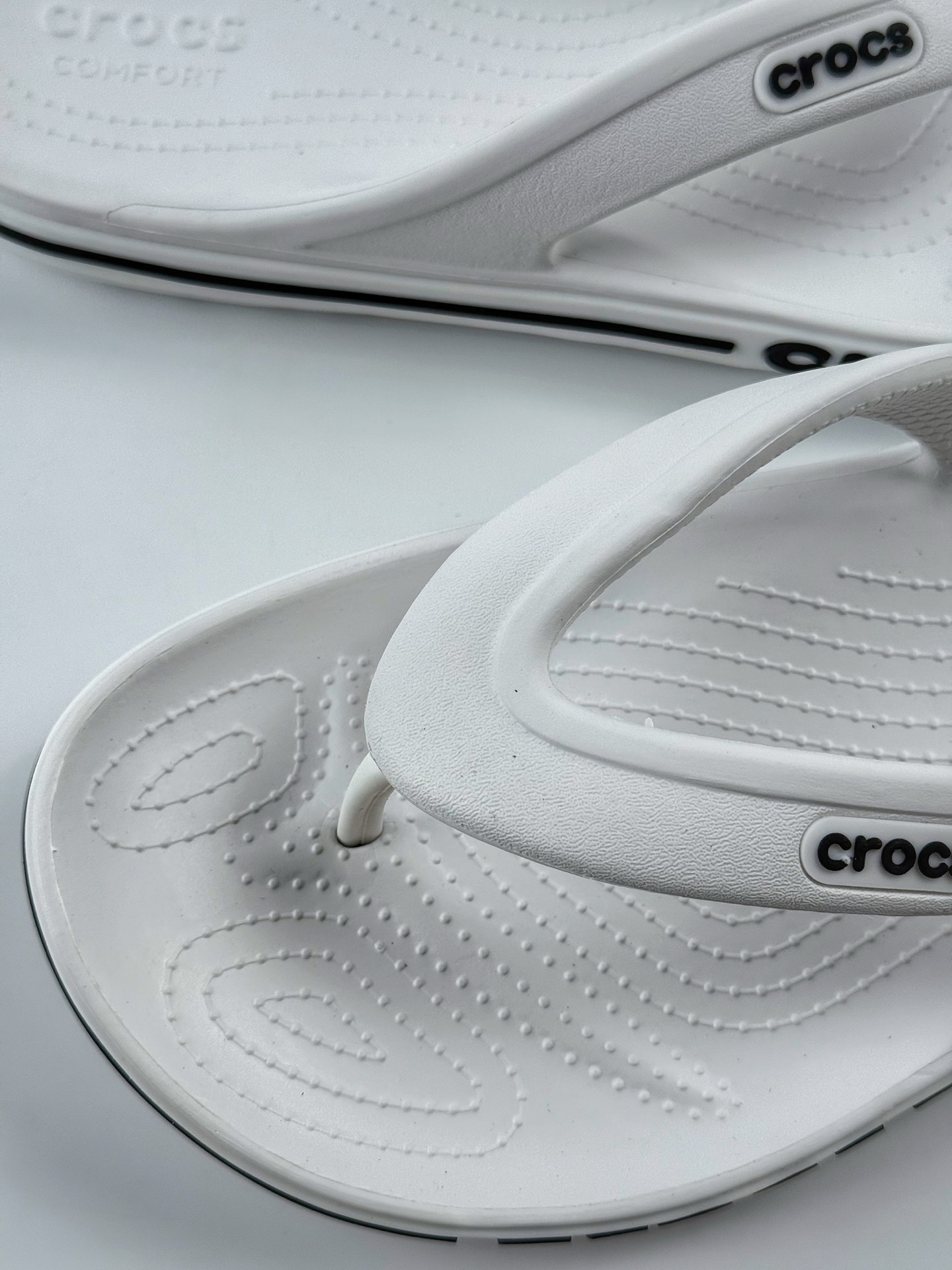 Crocs卡骆驰 明星款 沙滩人字拖 柔软舒适 卡骆驰 经典 洞洞鞋