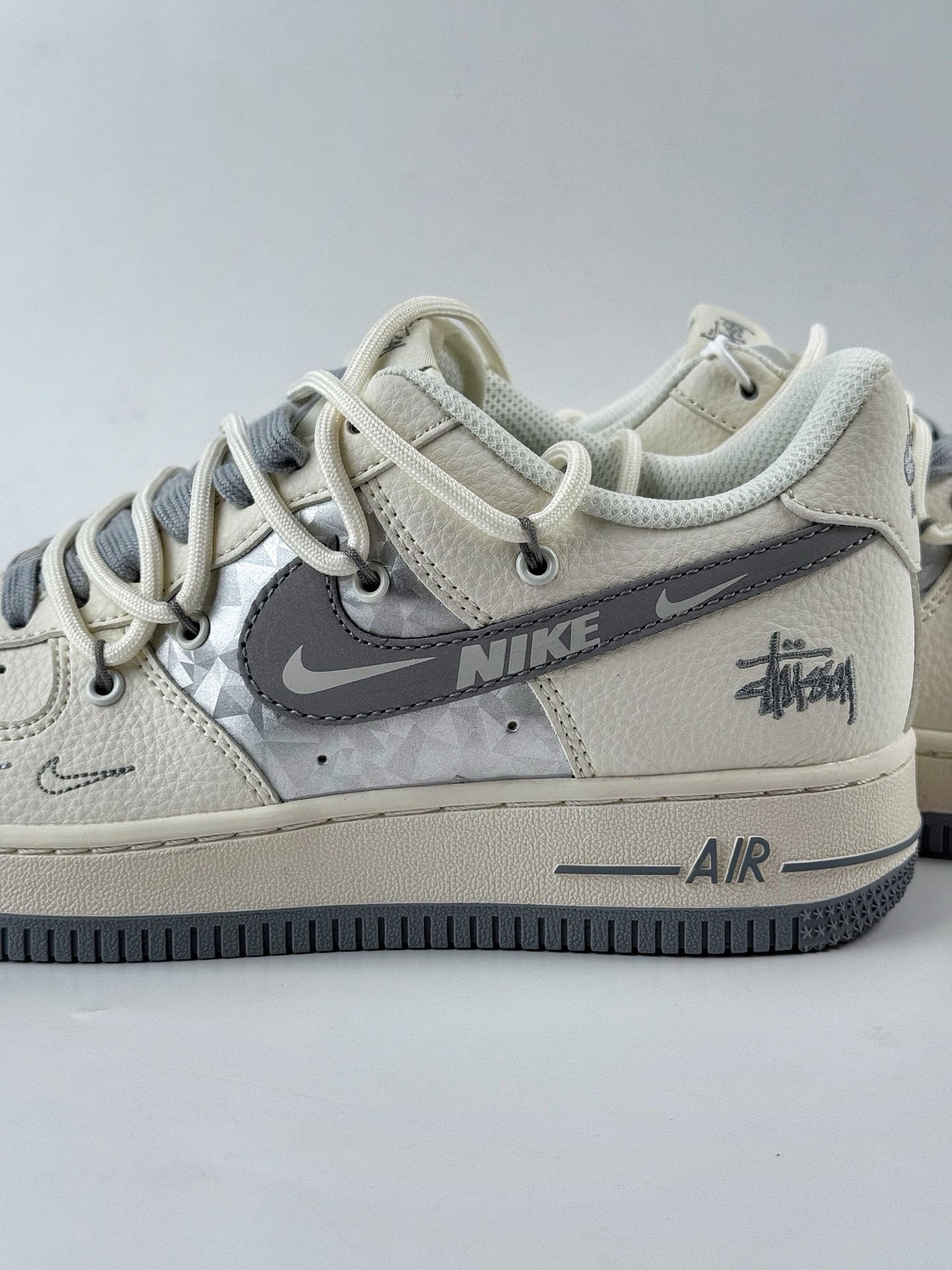 Nike Air Force 1 Low 07 x Stussy 白灰银双小钩绑带 DM6868-072