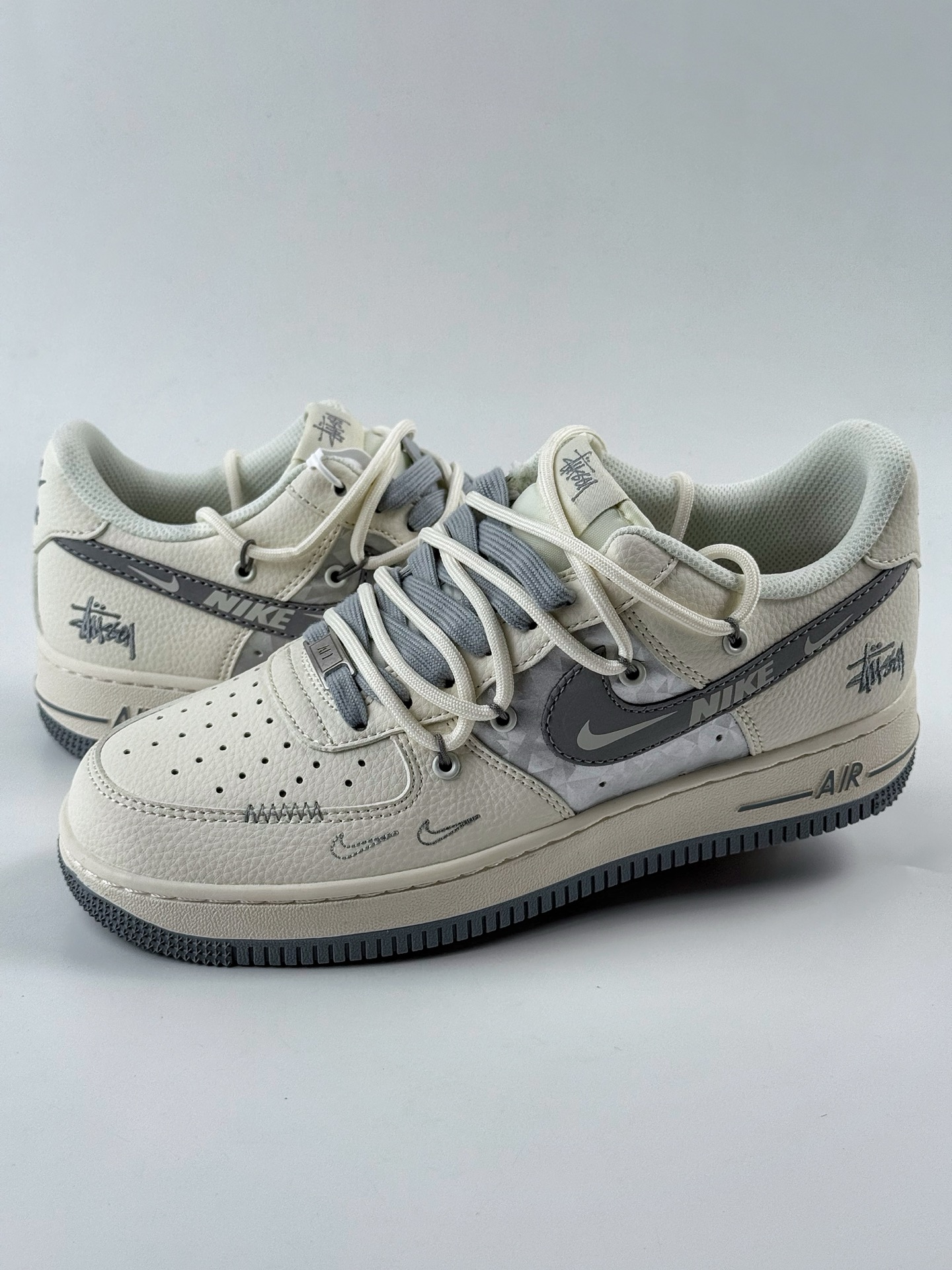 Nike Air Force 1 Low 07 x Stussy 白灰银双小钩绑带 DM6868-072