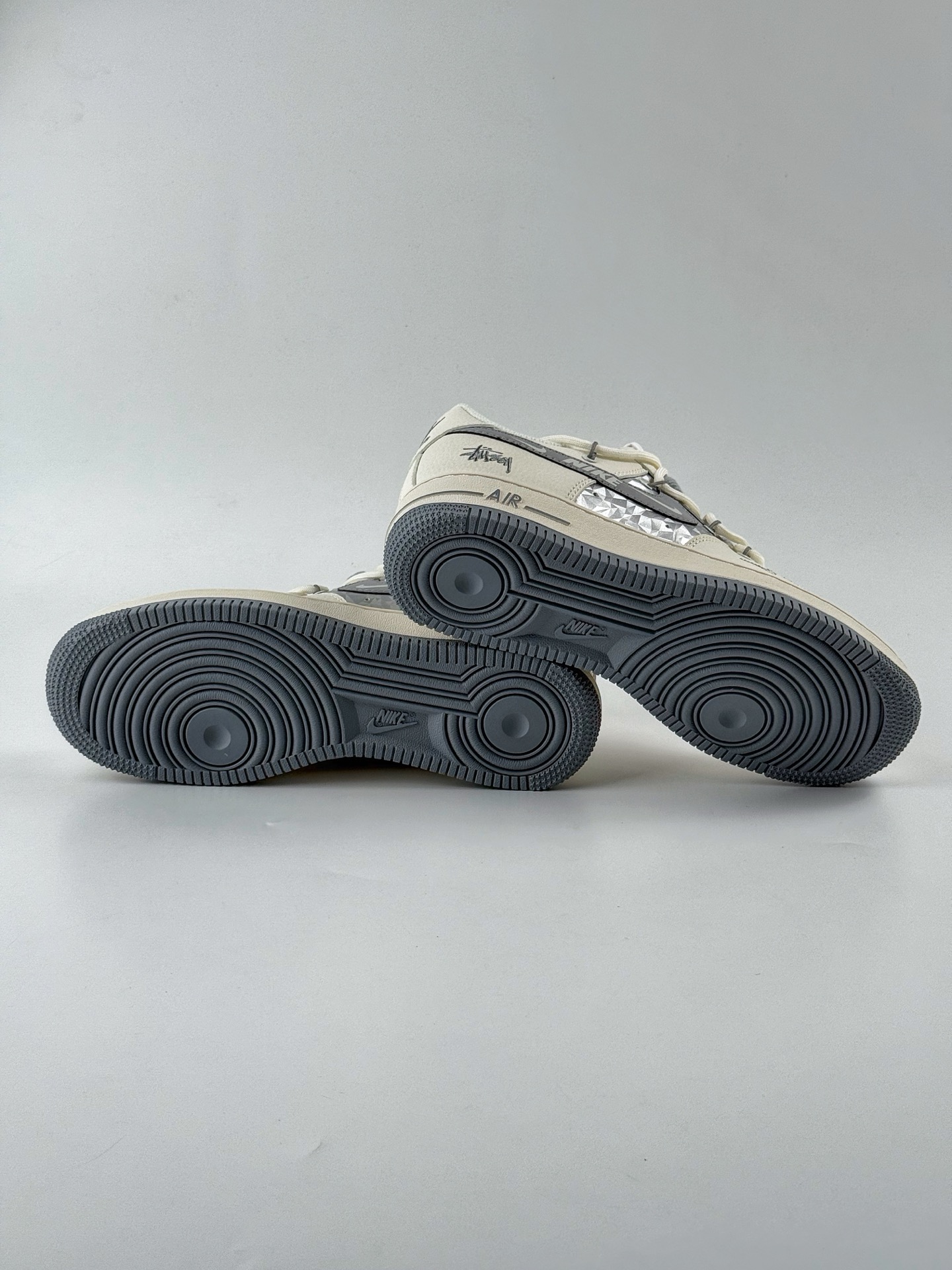 Nike Air Force 1 Low 07 x Stussy 白灰银双小钩绑带 DM6868-072