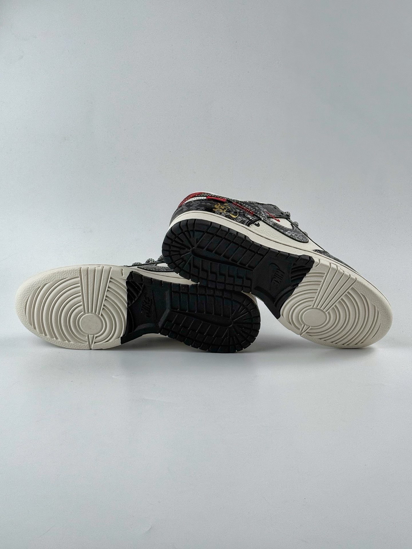 Nike SB Dunk Low 蛇年限定 黑白红三小钩满天星 YX5066-293