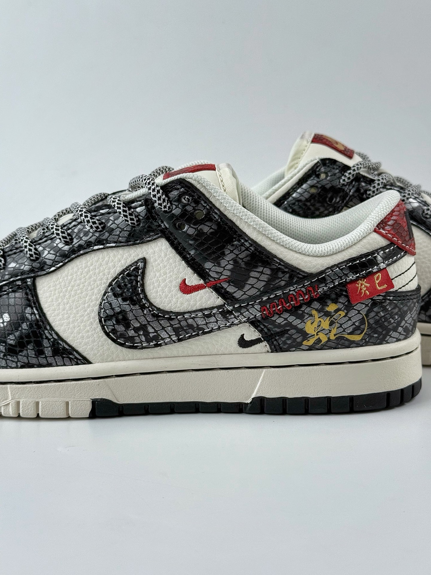 Nike SB Dunk Low 蛇年限定 黑白红三小钩满天星 YX5066-293