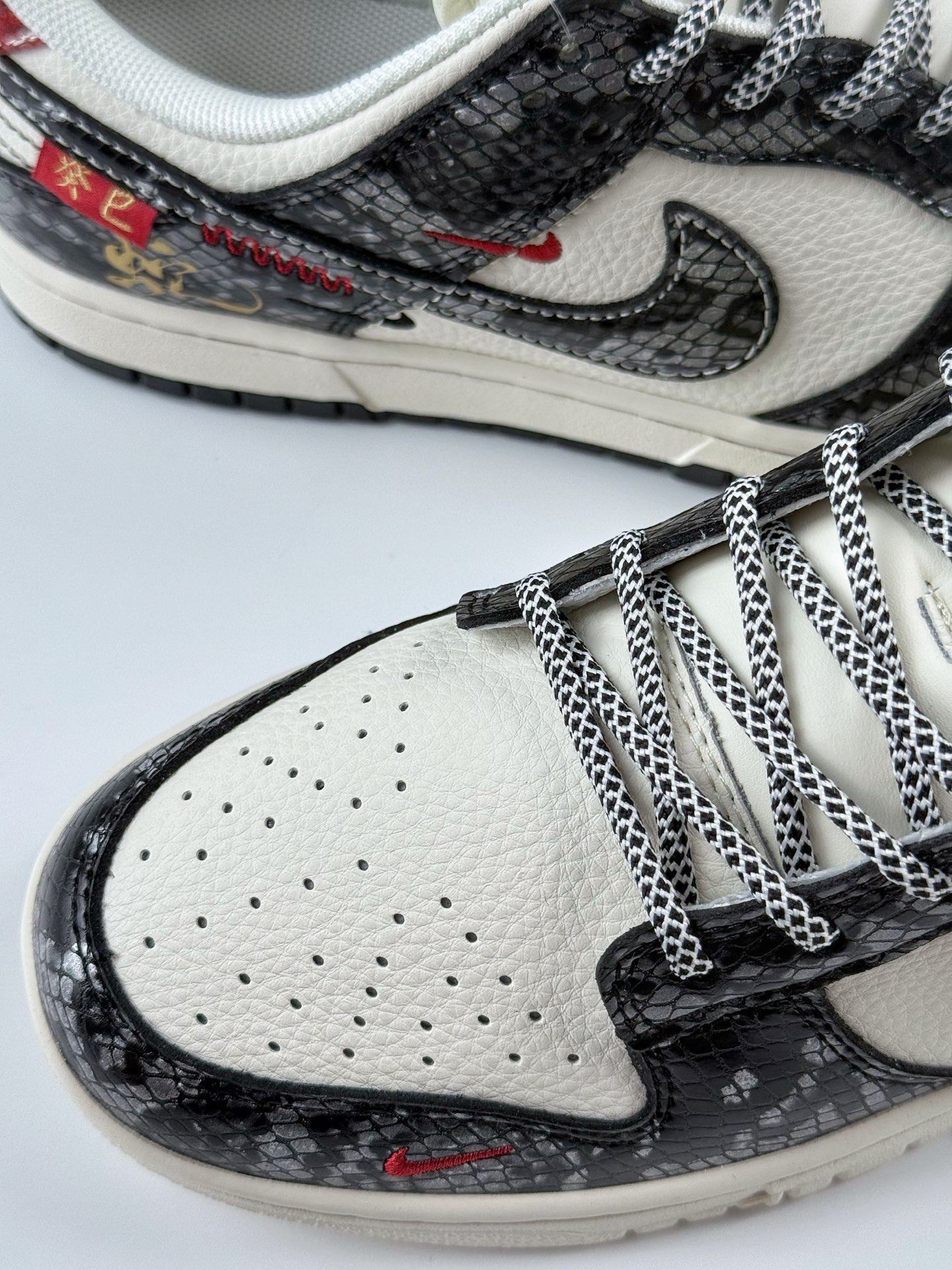Nike SB Dunk Low 蛇年限定 黑白红三小钩满天星 YX5066-293