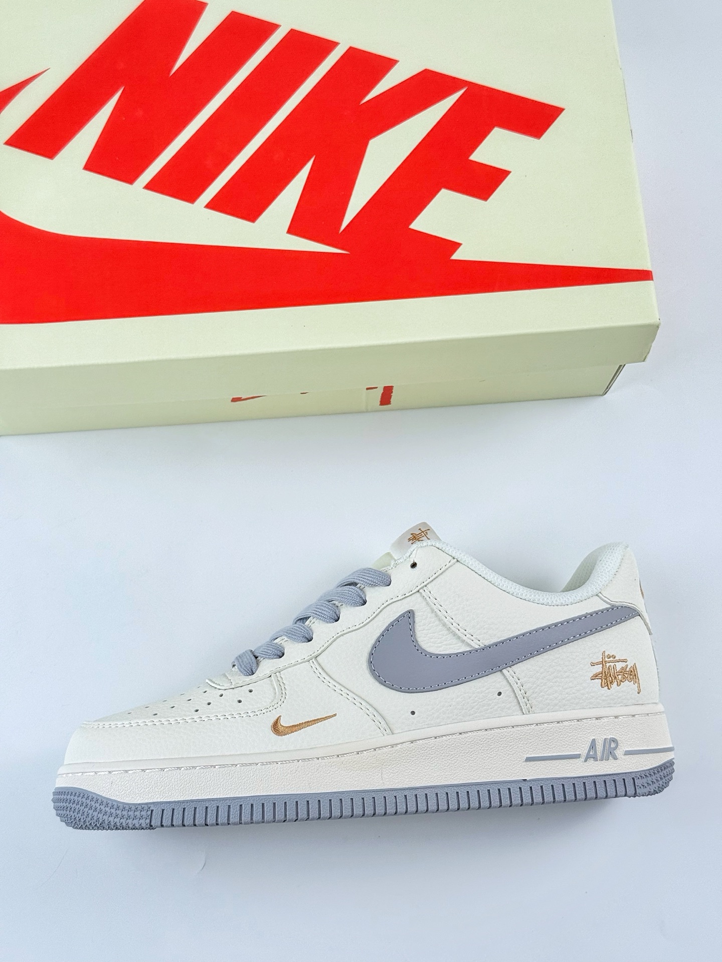 Nike Air Force 1 Low 07 x Stussy 白灰金小钩 XX3168-150