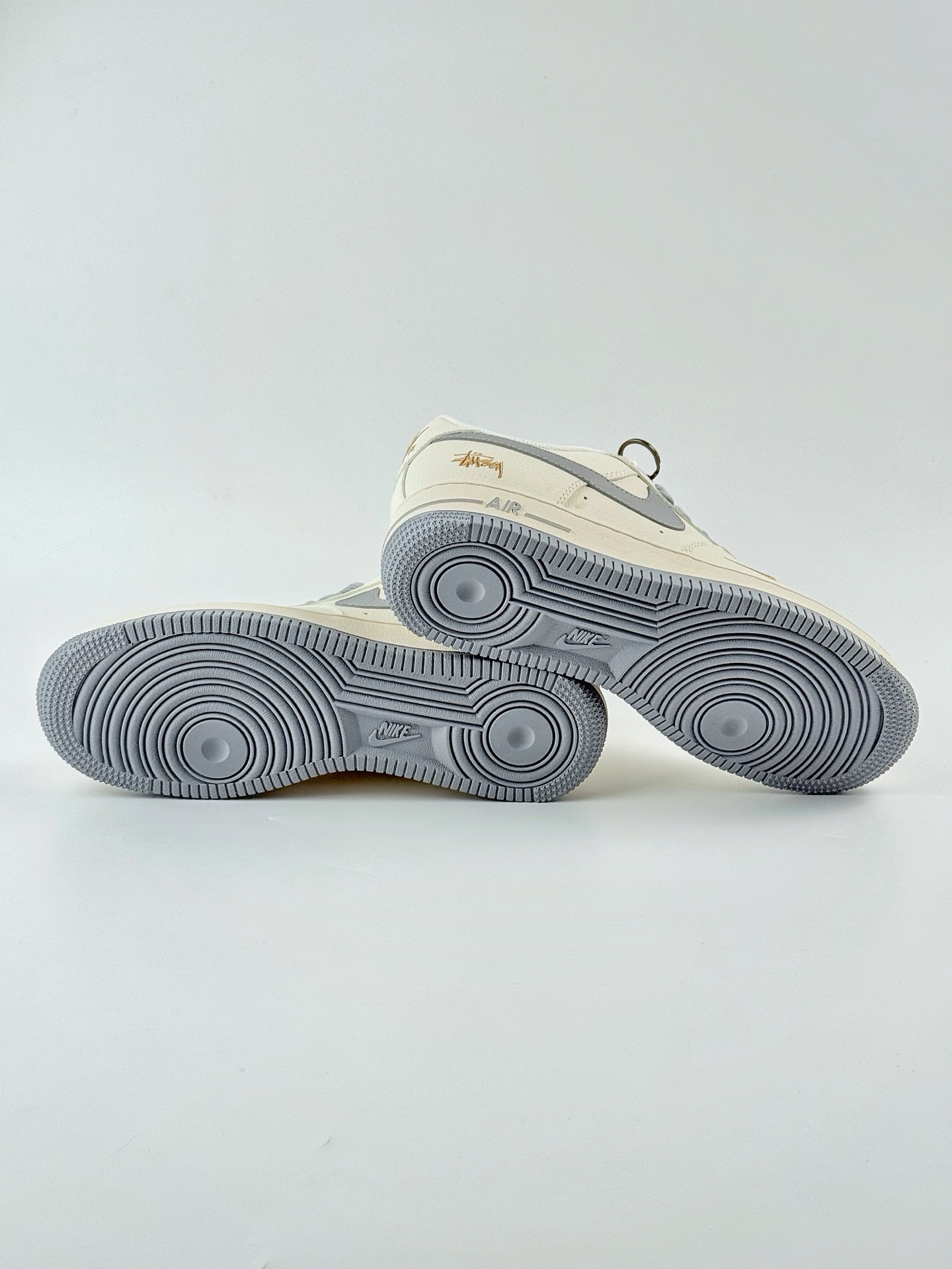 Nike Air Force 1 Low 07 x Stussy 白灰金小钩 XX3168-150