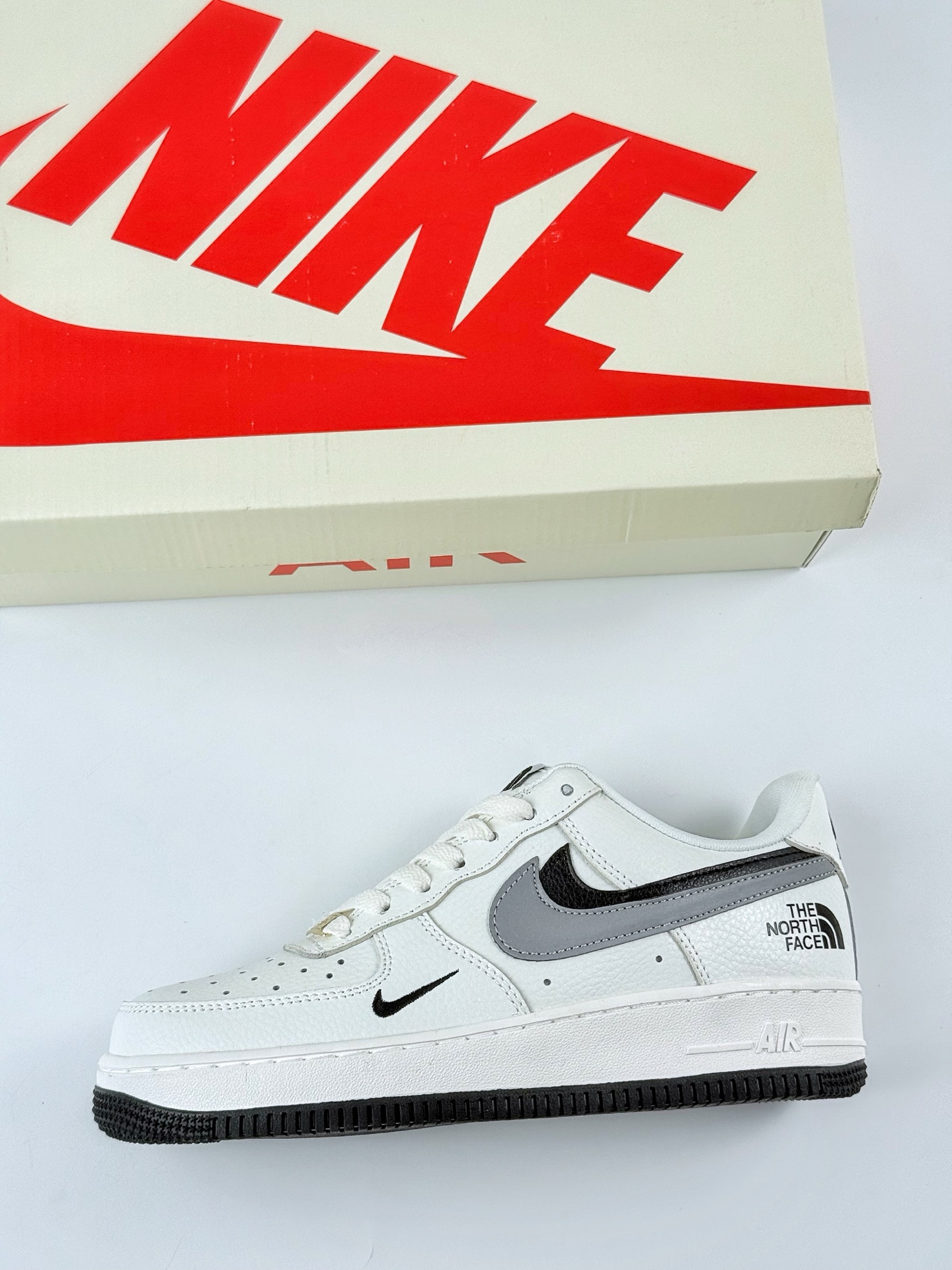 Nike Air Force 1 Low 07 x The North Face 白黑灰小钩 AM1588-006