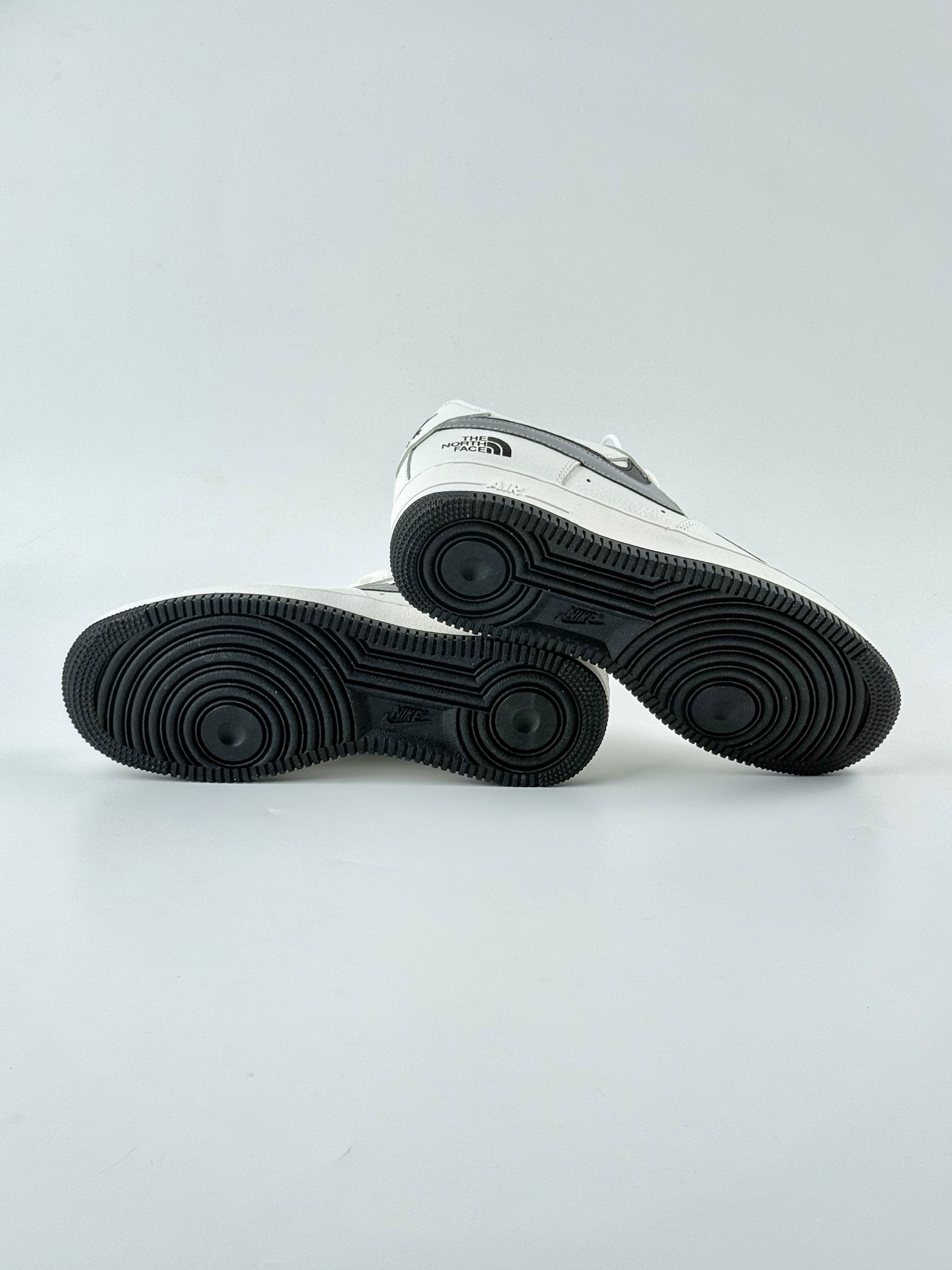 Nike Air Force 1 Low 07 x The North Face 白黑灰小钩 AM1588-006
