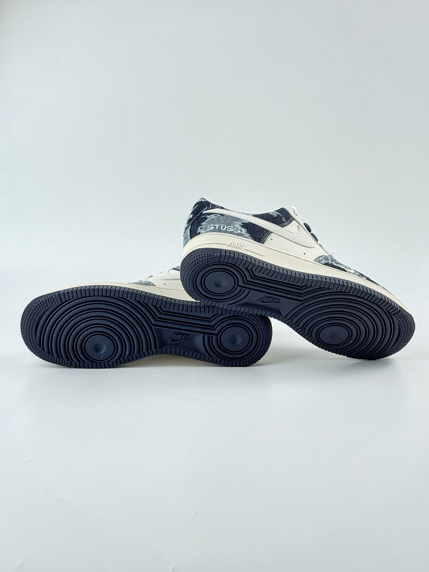 Nike Air Force 1 Low 07 x Stussy 白黑小钩 HH7518-057