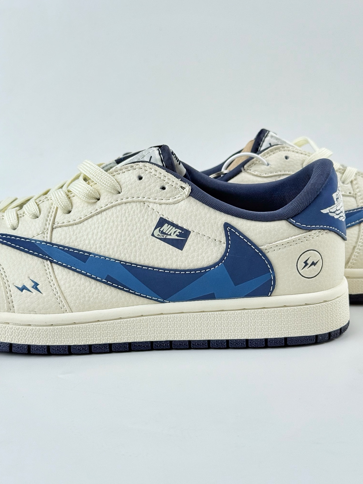 Travis Scott x Nike Air Jordan 1 Low x Louis Vuitton Air Jordan 1 Low 反转白蓝小钩闪电倒钩 LD2025-022