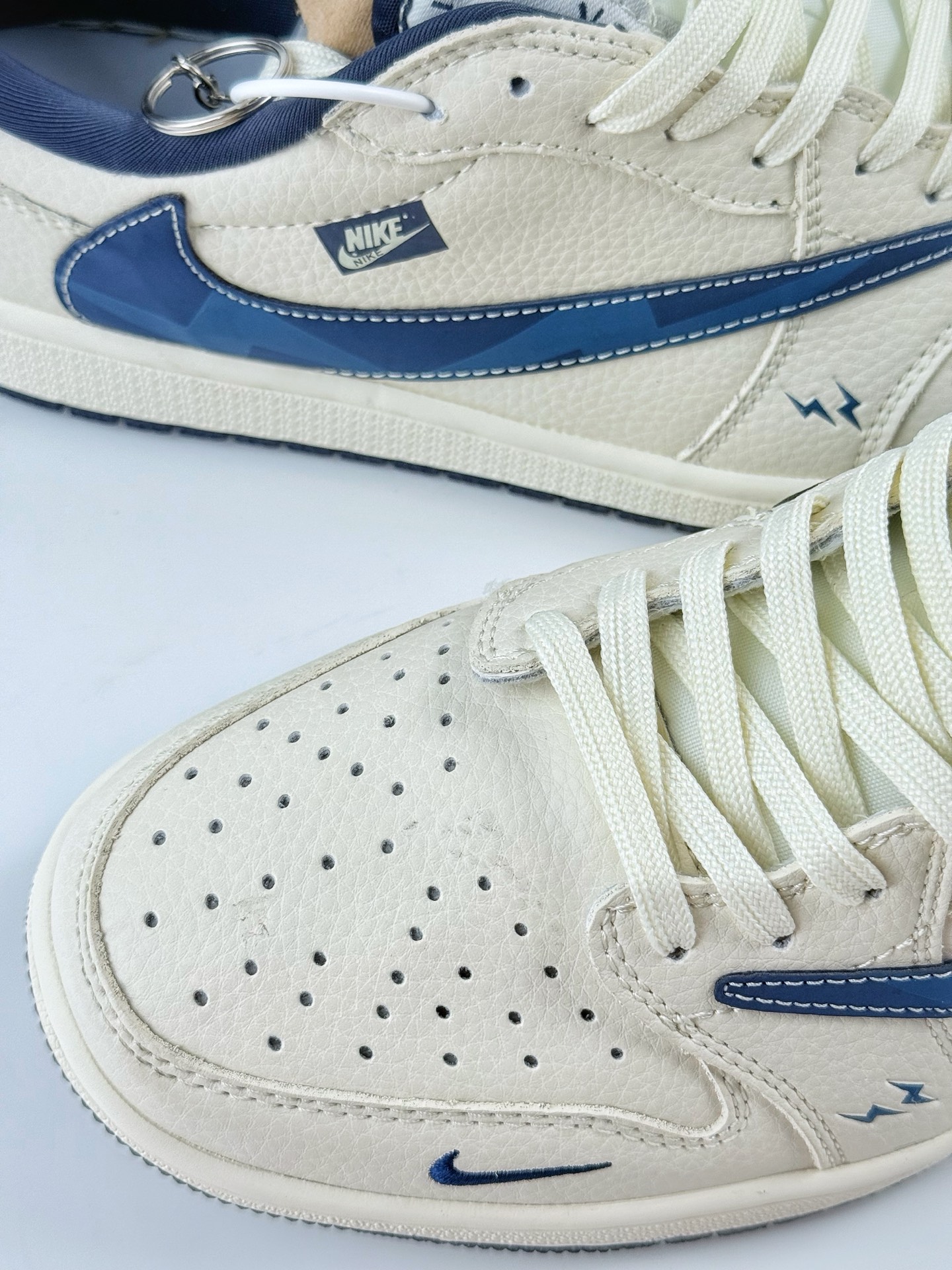 Travis Scott x Nike Air Jordan 1 Low x Louis Vuitton Air Jordan 1 Low 反转白蓝小钩闪电倒钩 LD2025-022