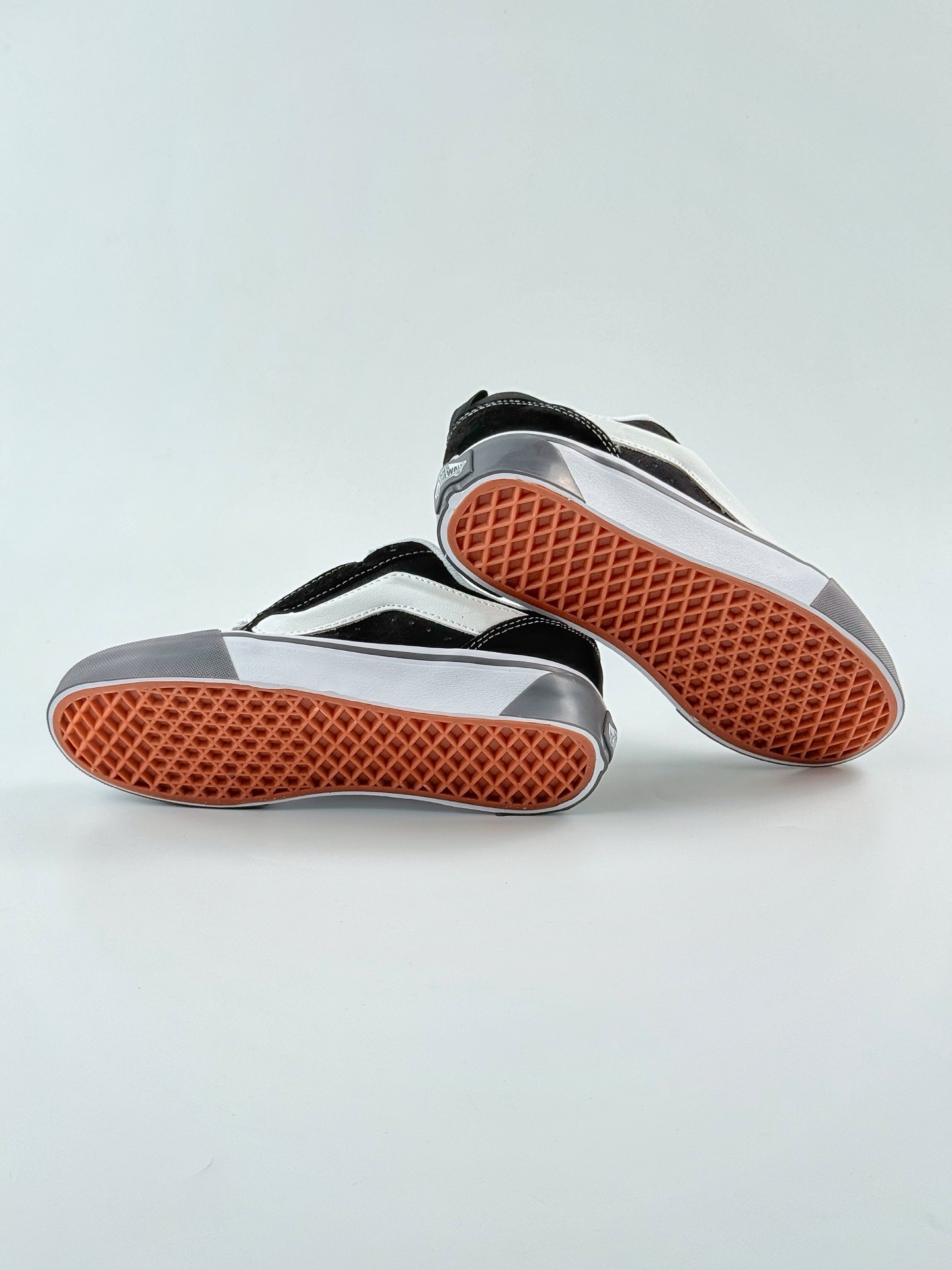 Vans Knu Skool灰生胶复古面包鞋 超火的大VANS灰生胶复古黑色面包鞋