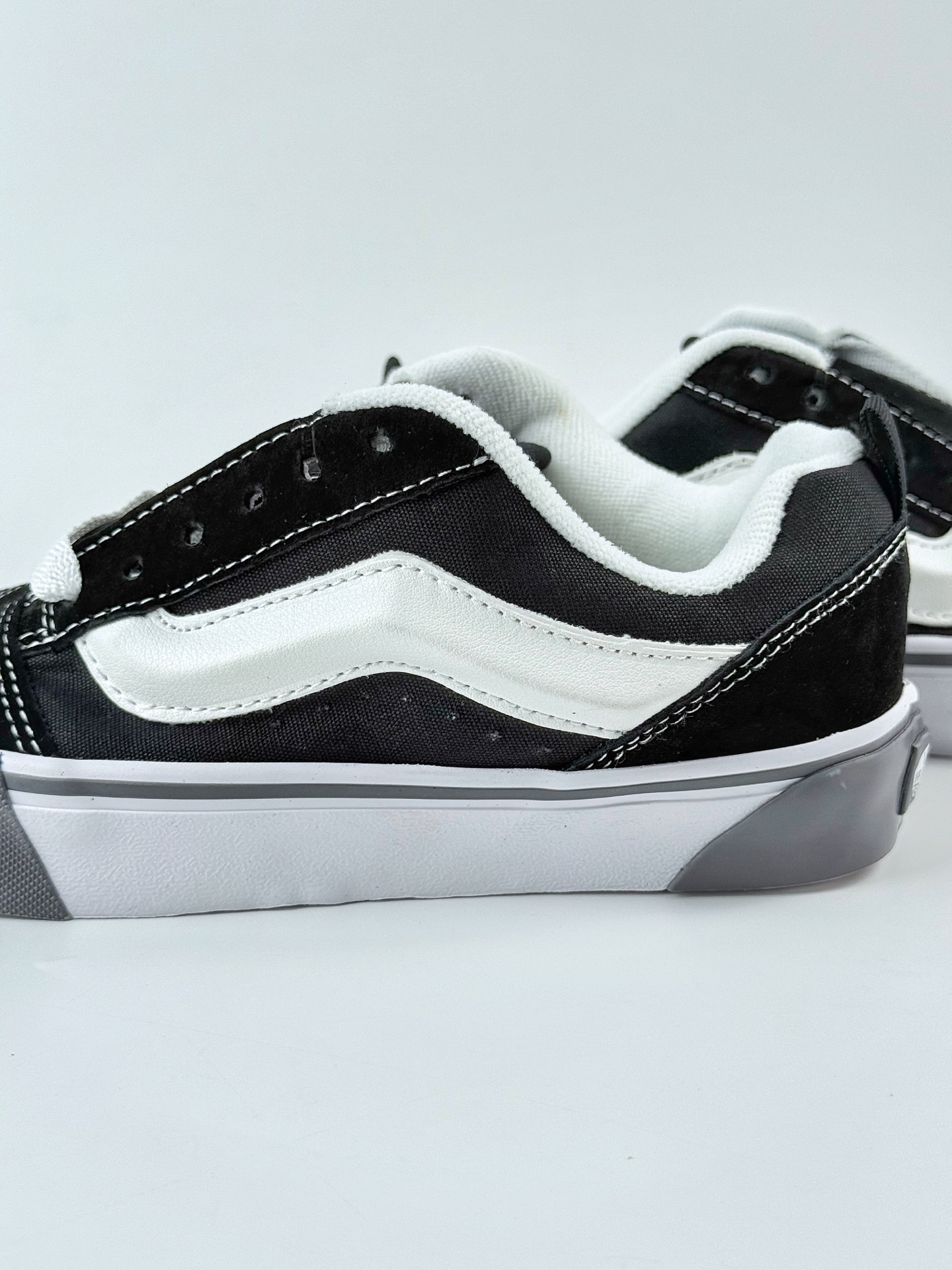 Vans Knu Skool灰生胶复古面包鞋 超火的大VANS灰生胶复古黑色面包鞋