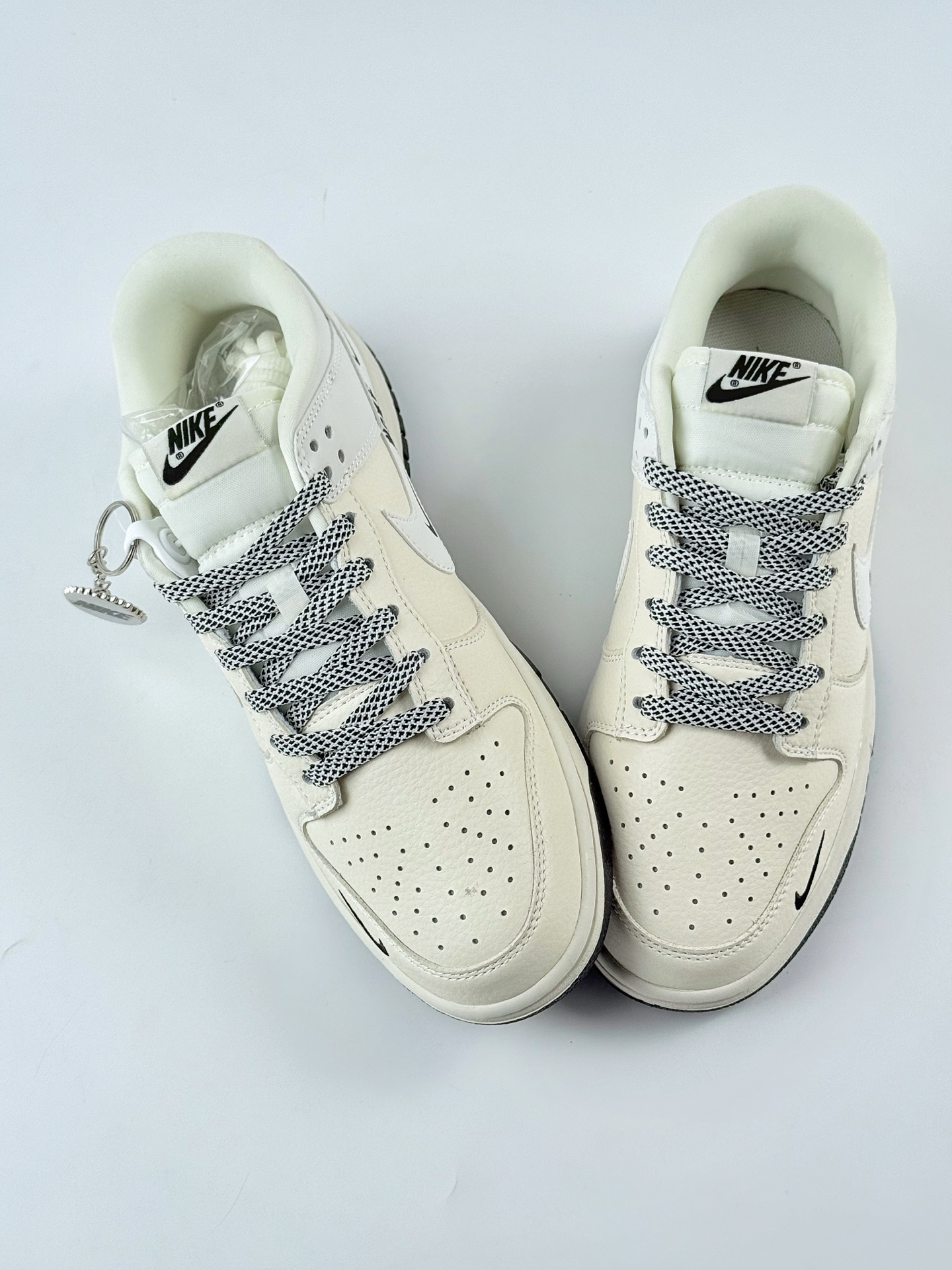 Nike SB Dunk Low 白黑三小钩满天星 KK1333-043