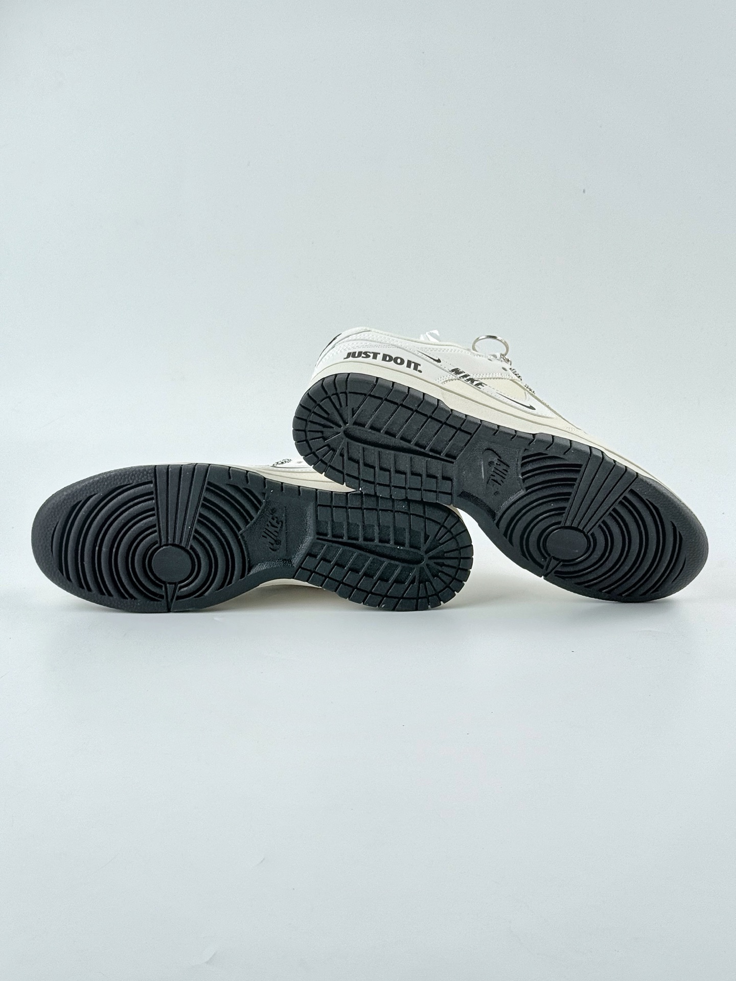 Nike SB Dunk Low 白黑三小钩满天星 KK1333-043