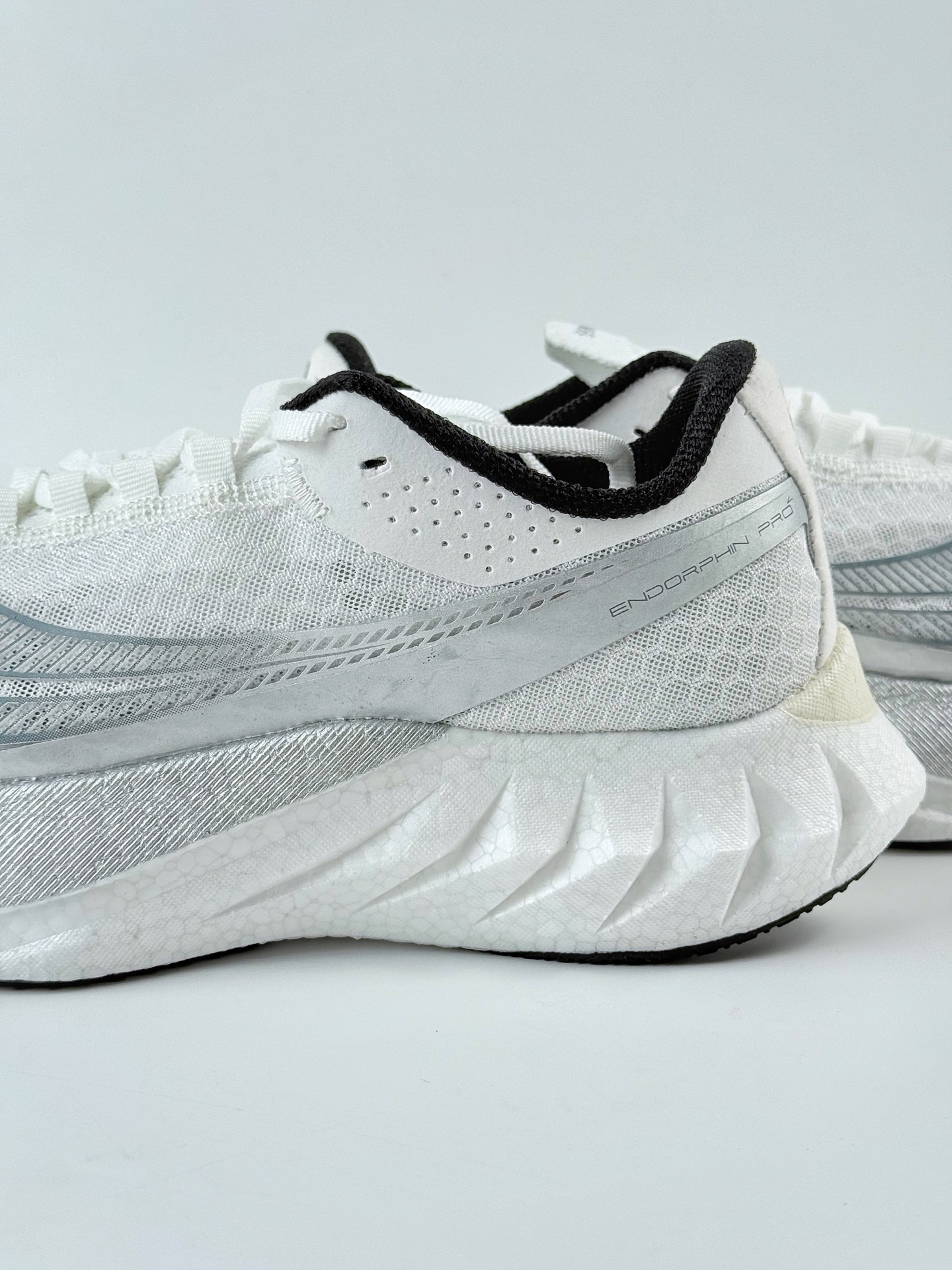 Saucony Endorphin Pro 4 旗舰级缓震型跑鞋 S20939-201