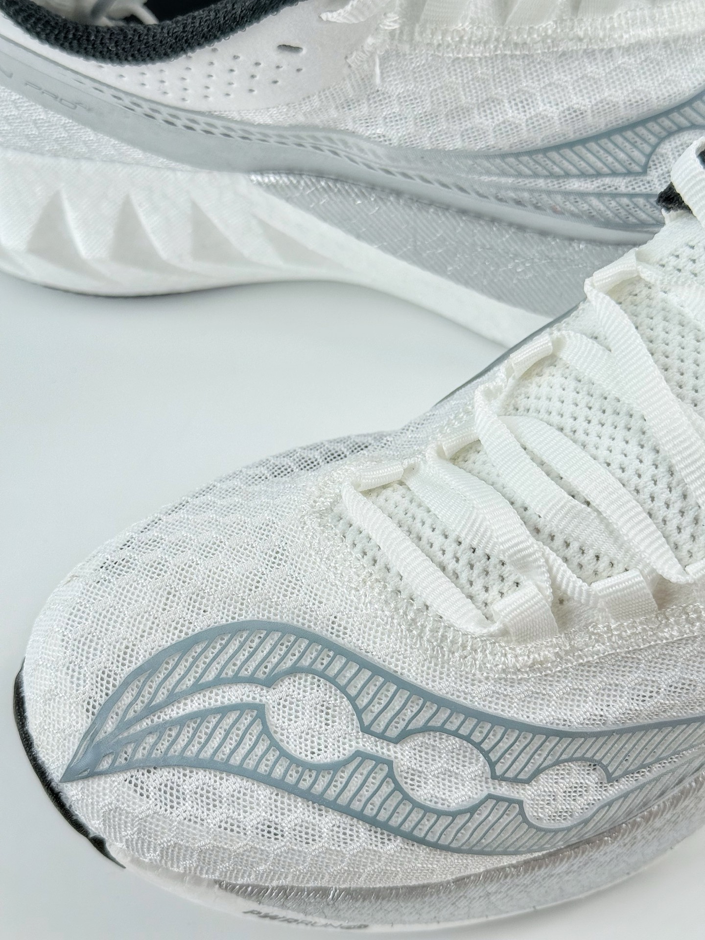 Saucony Endorphin Pro 4 旗舰级缓震型跑鞋 S20939-201