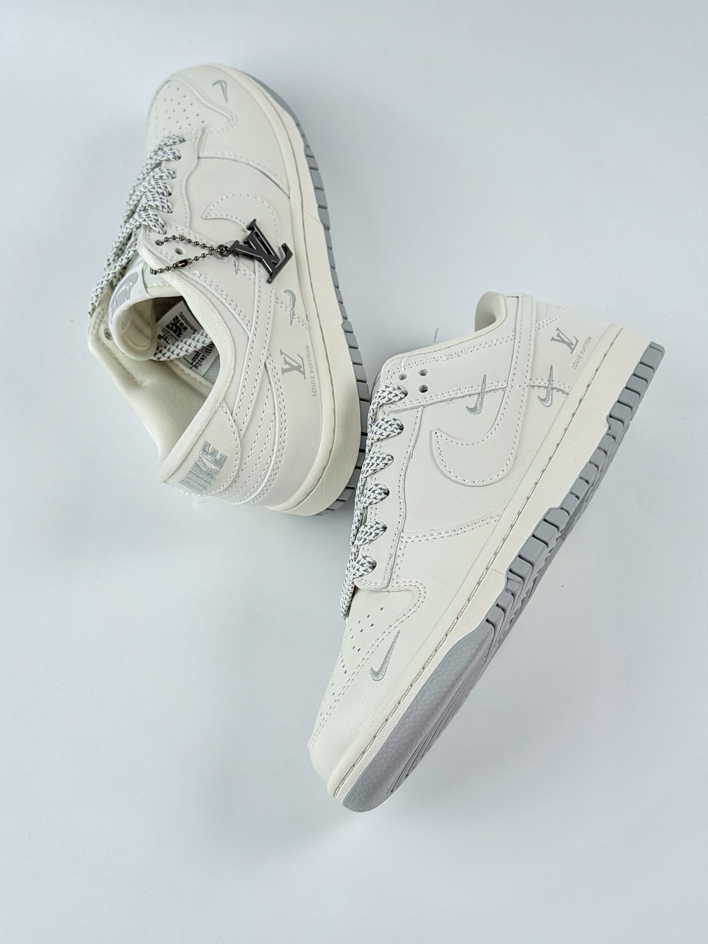 Nike SB Dunk Low x Louis Vuitton 白银三小钩满天星 XX3168-180