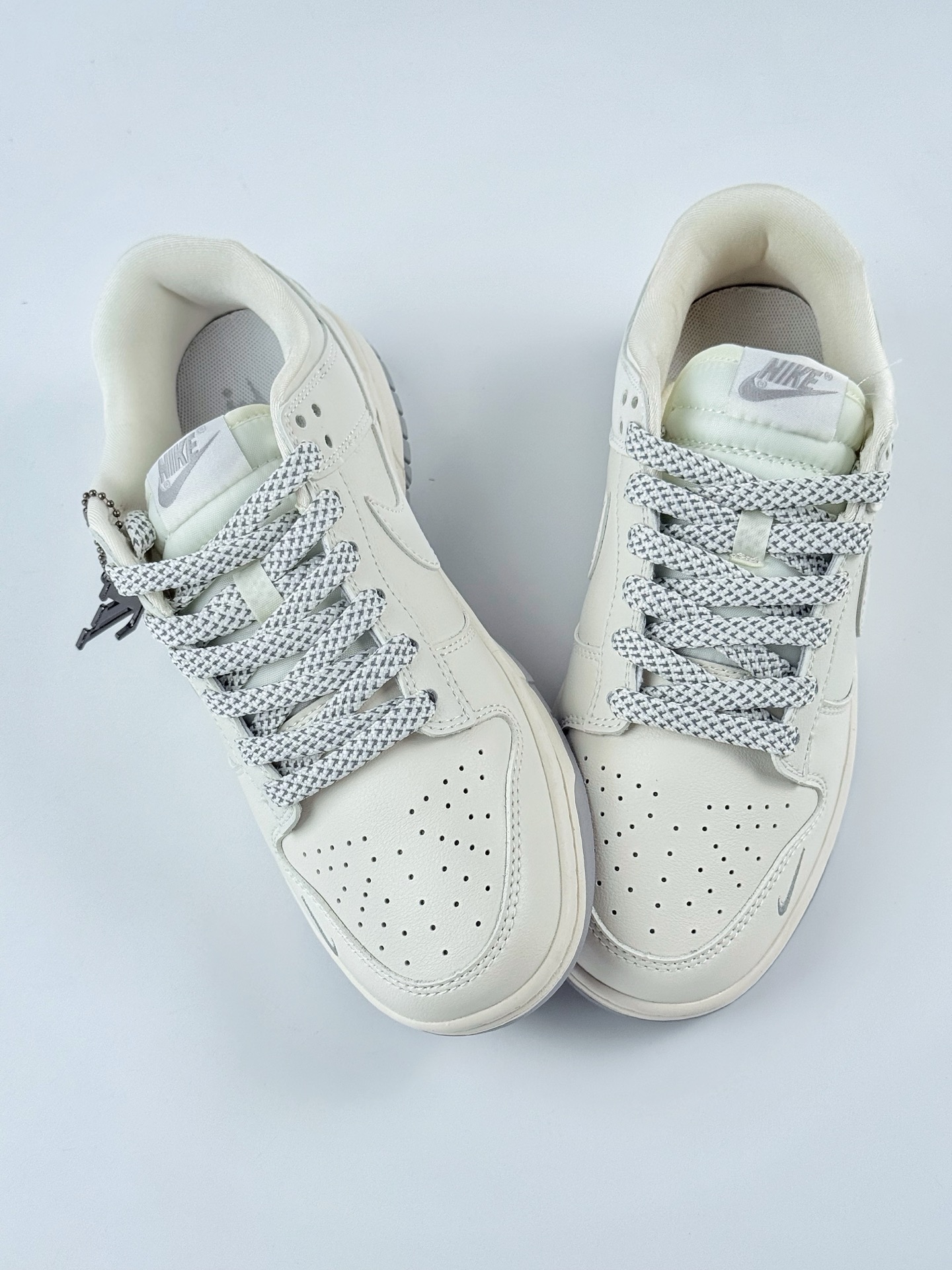 Nike SB Dunk Low x Louis Vuitton 白银三小钩满天星 XX3168-180