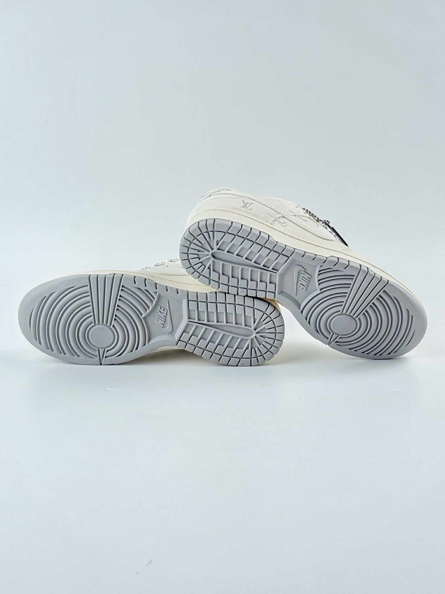 Nike SB Dunk Low x Louis Vuitton 白银三小钩满天星 XX3168-180