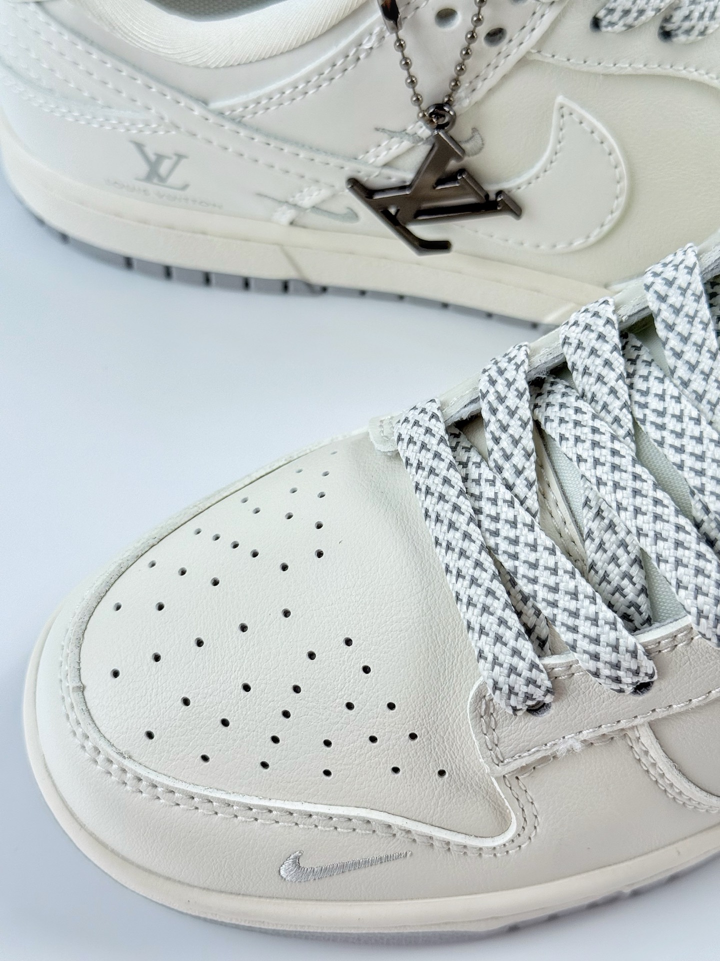 Nike SB Dunk Low x Louis Vuitton 白银三小钩满天星 XX3168-180