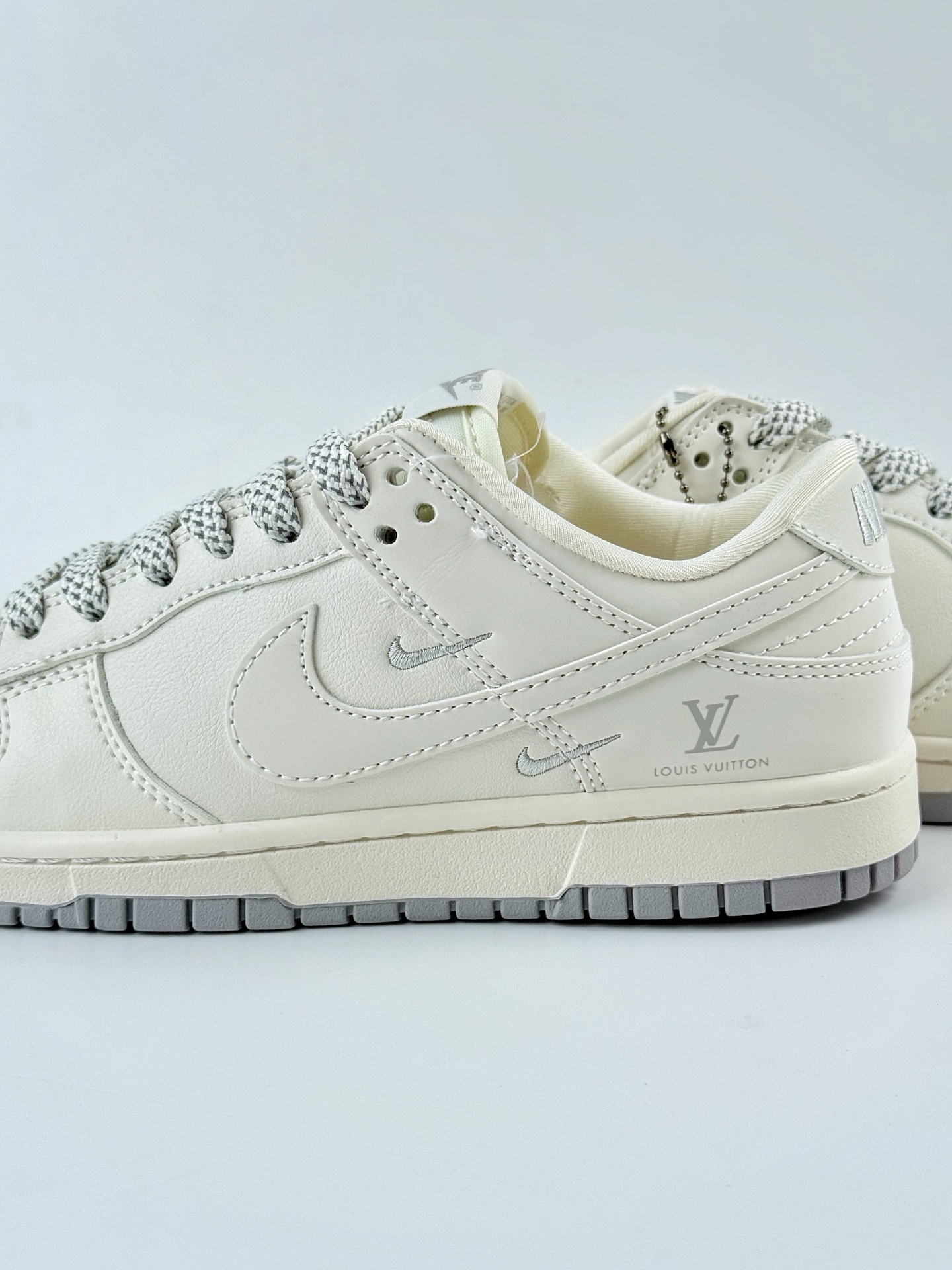 Nike SB Dunk Low x Louis Vuitton 白银三小钩满天星 XX3168-180