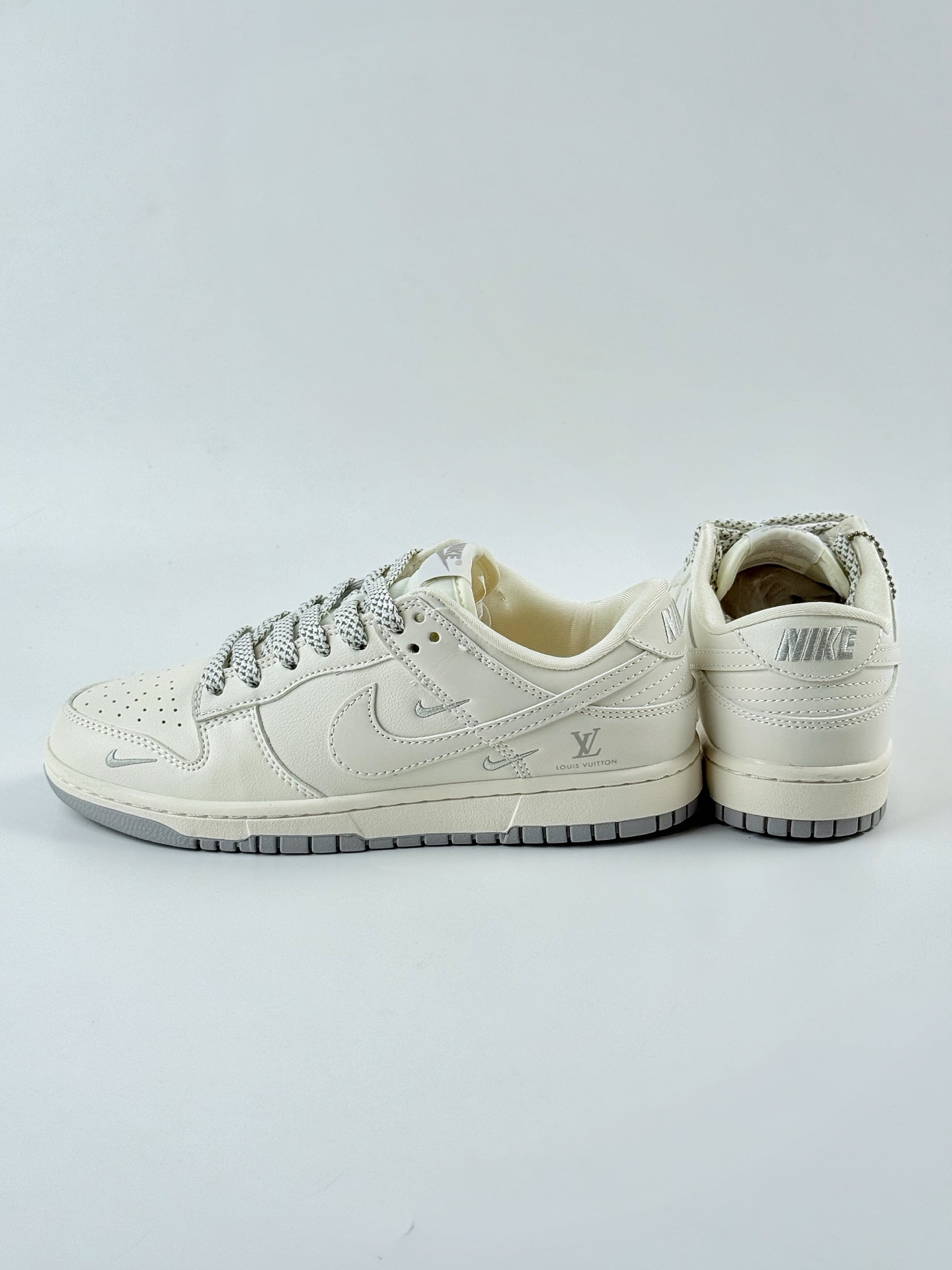 Nike SB Dunk Low x Louis Vuitton 白银三小钩满天星 XX3168-180