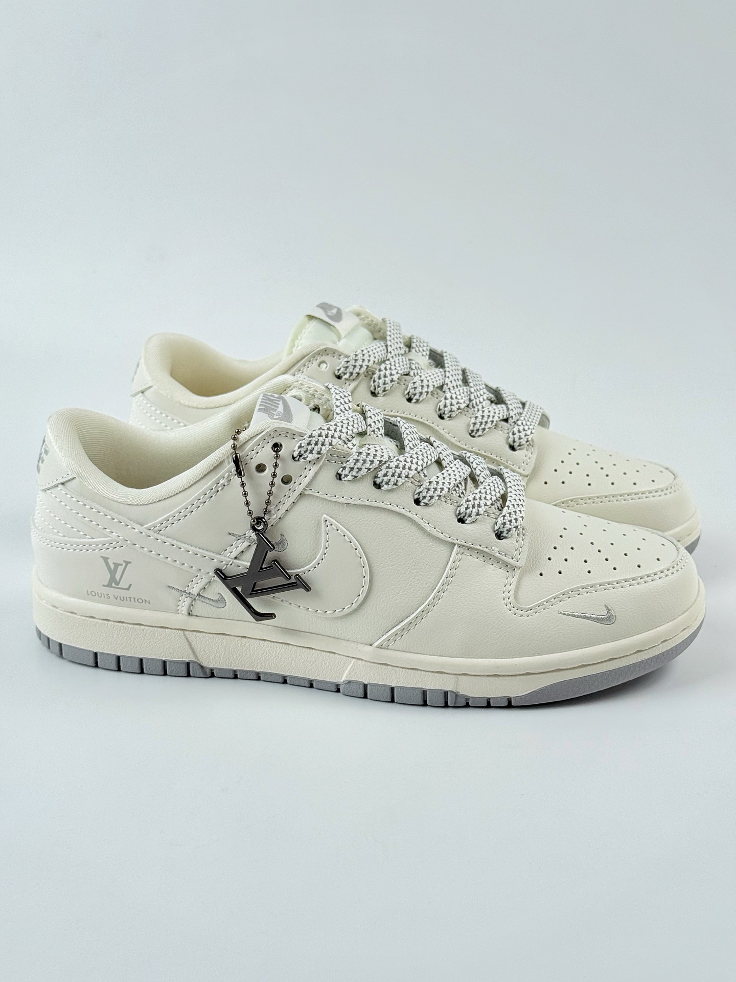 Nike SB Dunk Low x Louis Vuitton 白银三小钩满天星 XX3168-180