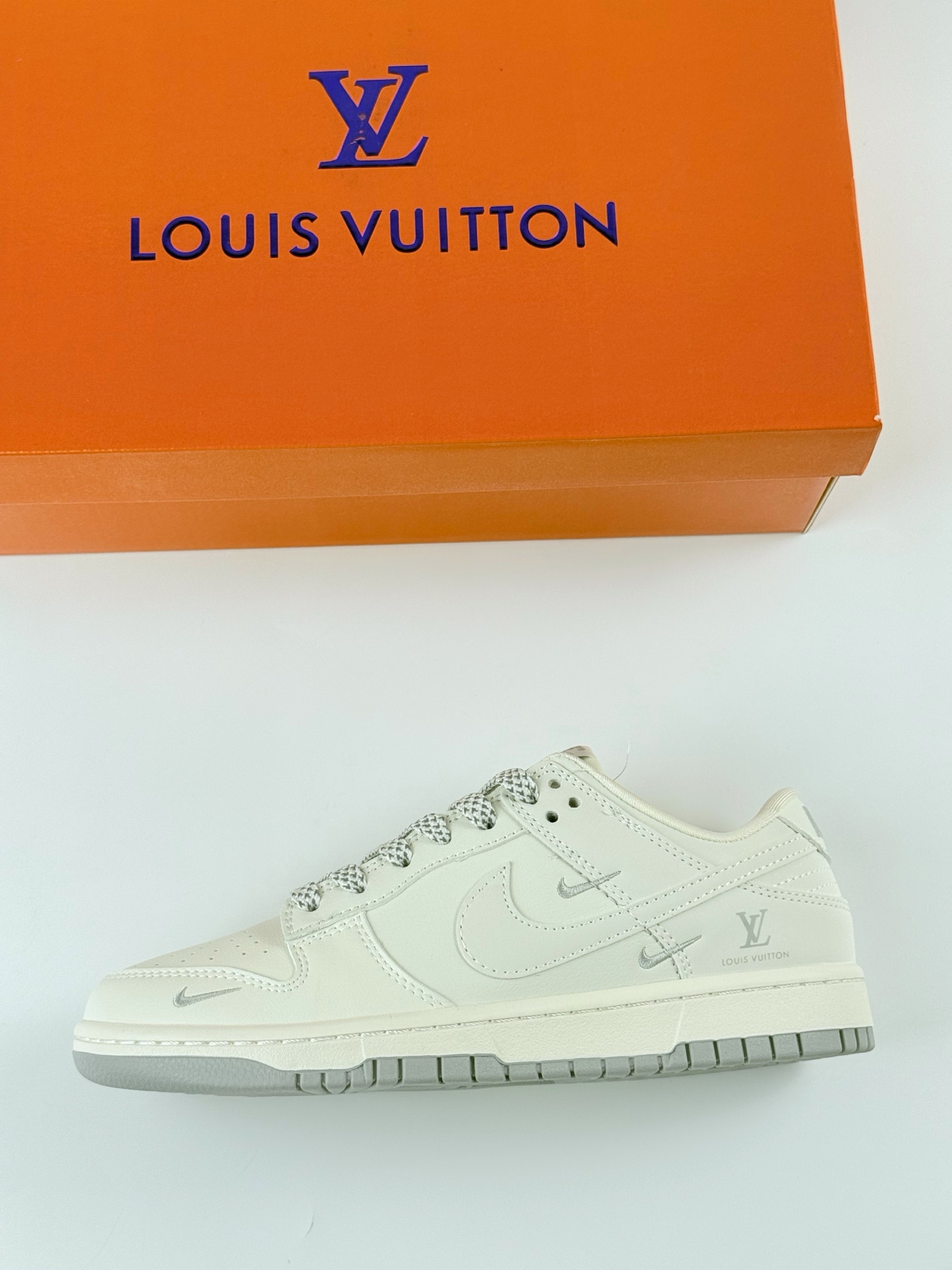Nike SB Dunk Low x Louis Vuitton 白银三小钩满天星 XX3168-180