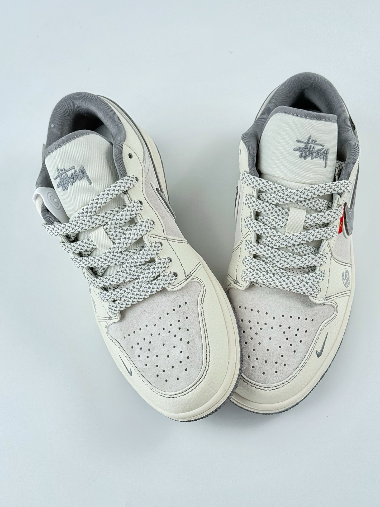 Air Jordan 1 Retro Low x Stussy 蛇年限定 白灰小钩满天星 YX5066-315